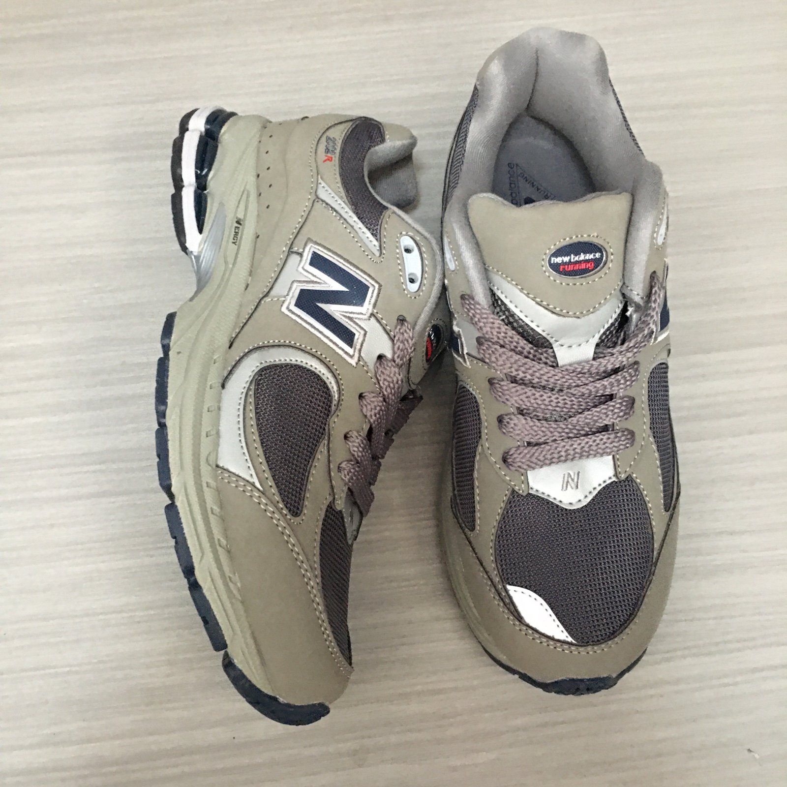 2002r men size 8.5us eu42 shoes