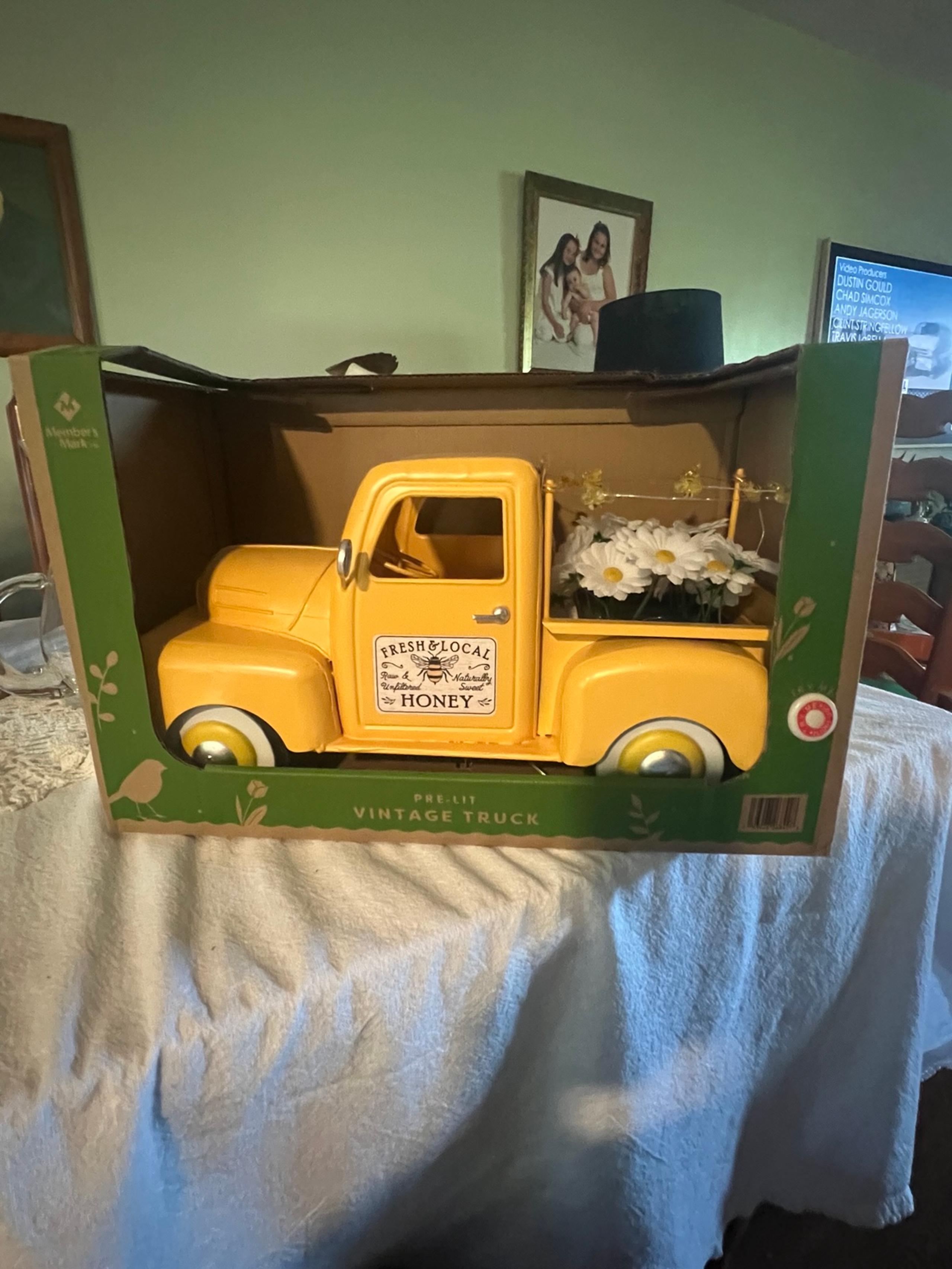 NEW Member’s Mark Pre-Lit LED Fresh and Local Honey Vintage Truck