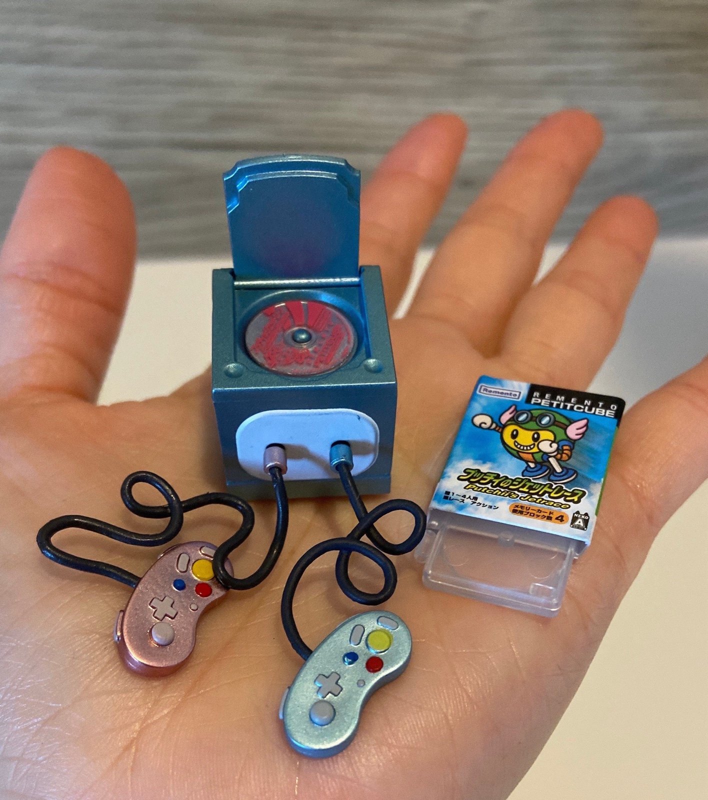 Rement miniature Retro Style Game Console with disk dollhosue miniature gaming