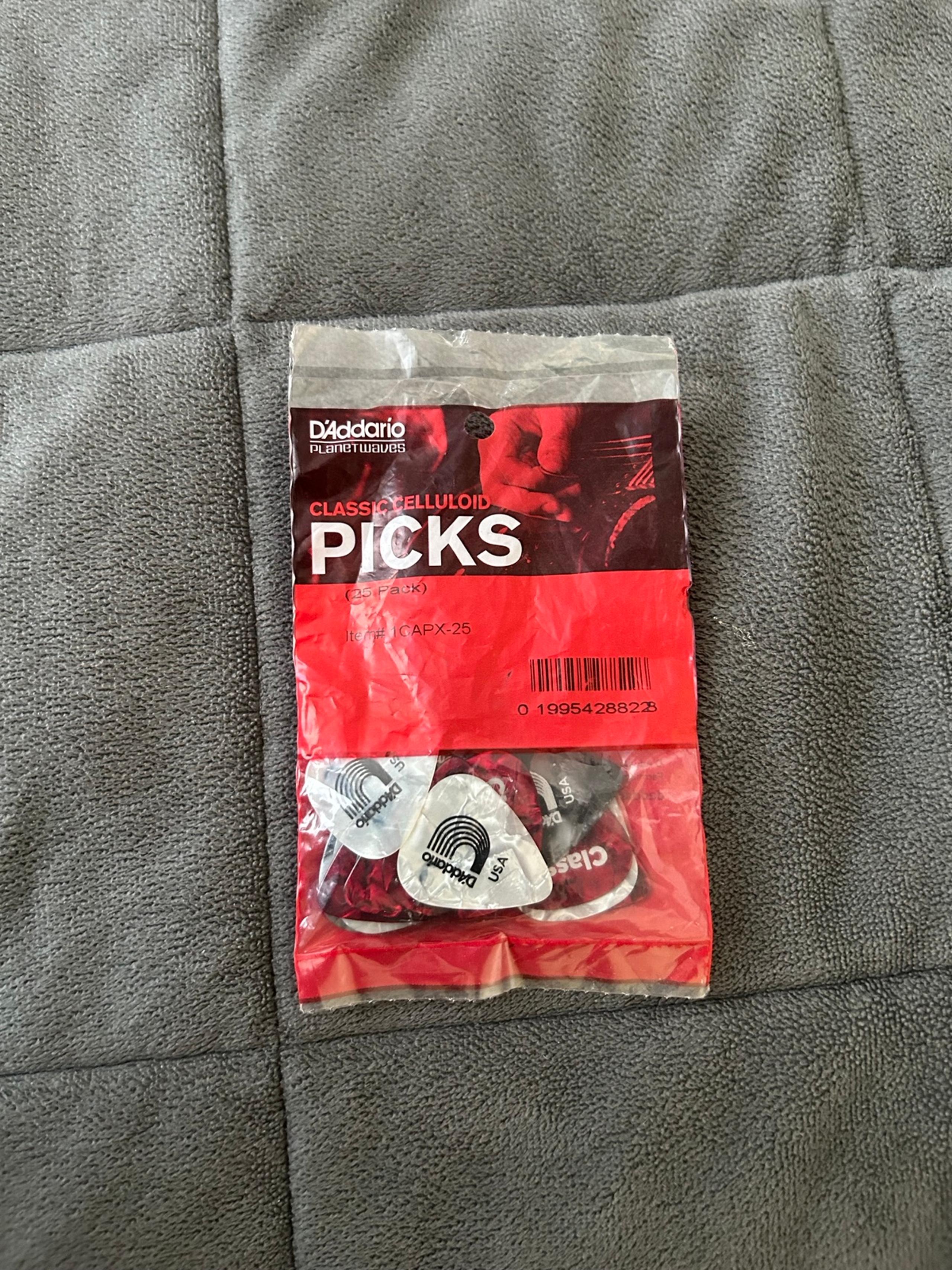 Guitar pick pack.