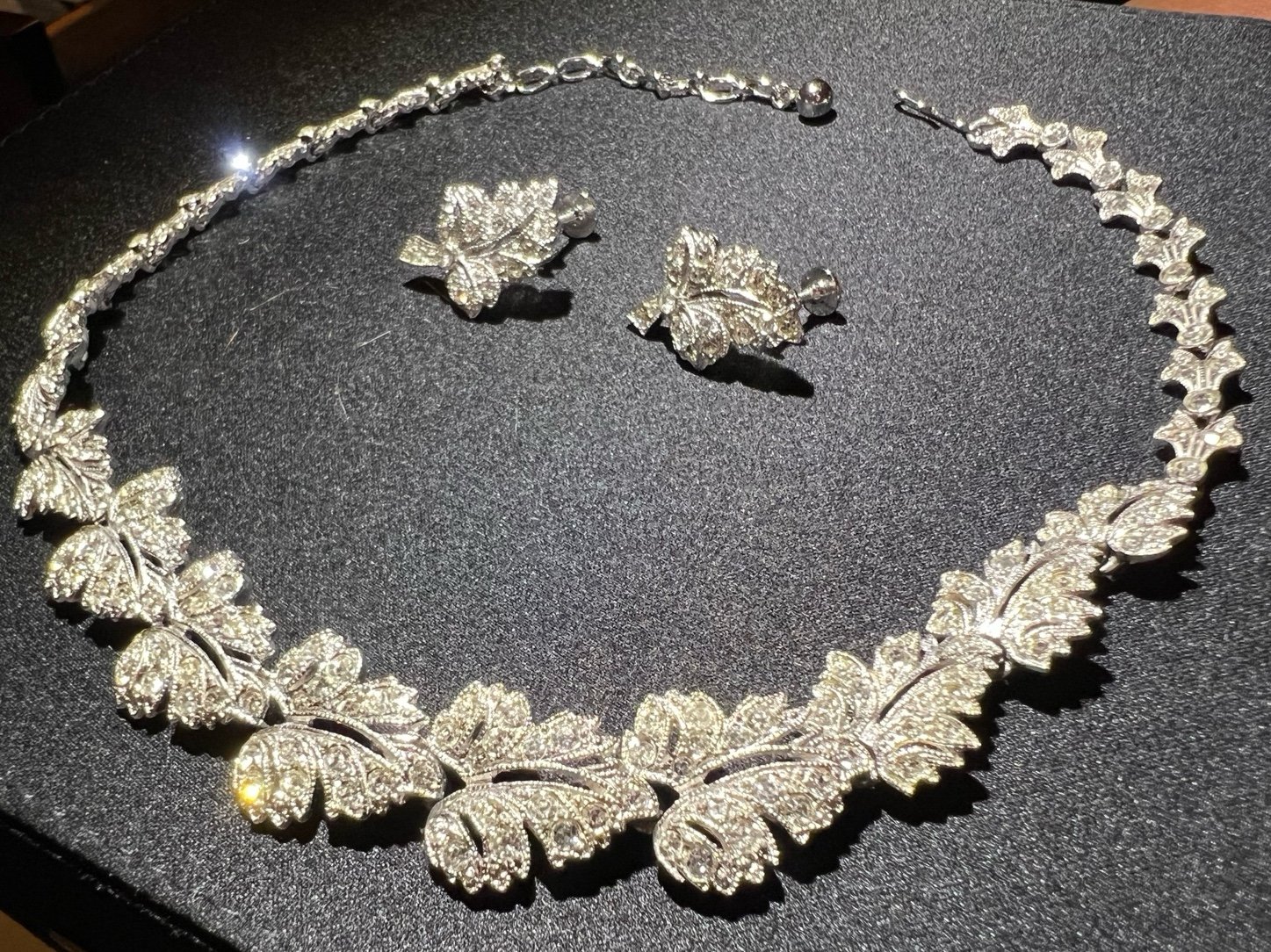 Vintage Leaf Design Necklace & Earring Set