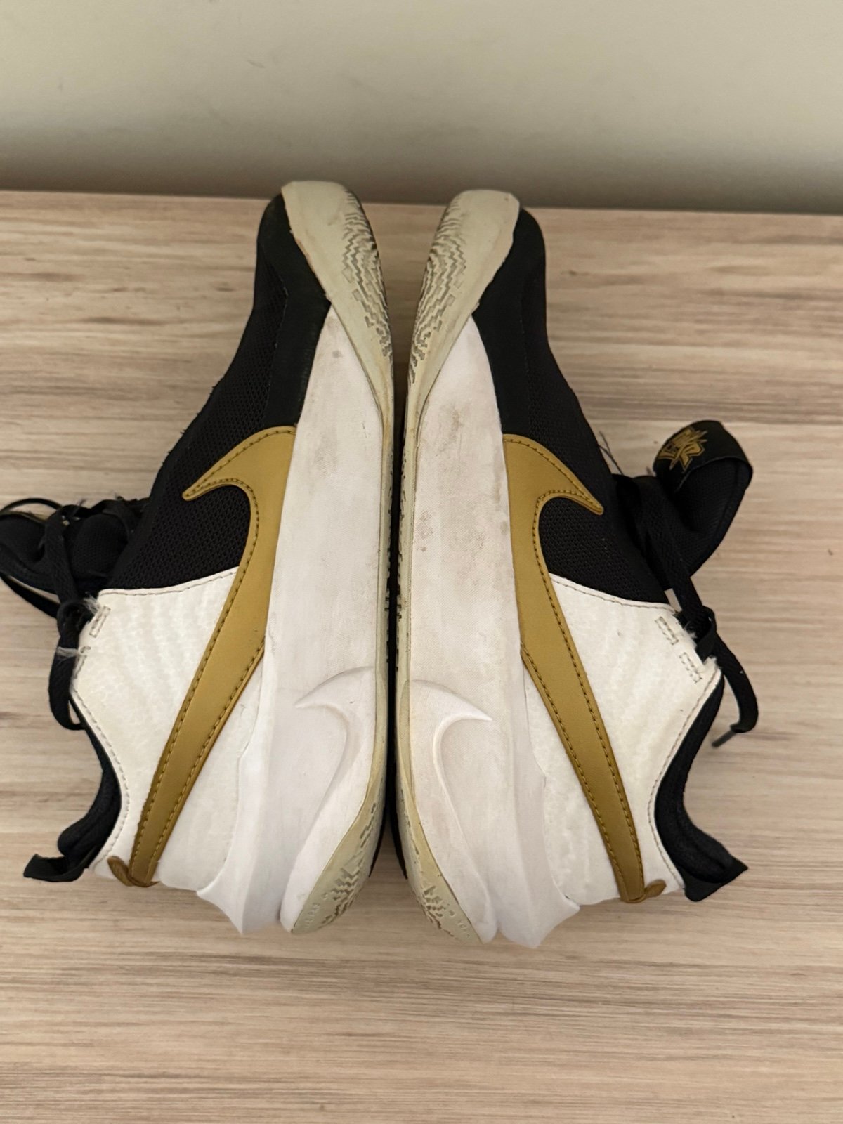 NIKE TEAM HUSTLE D 10 (GS)-CW6735-002 Black/Gold Youth Basketball Shoes Sz 4Y