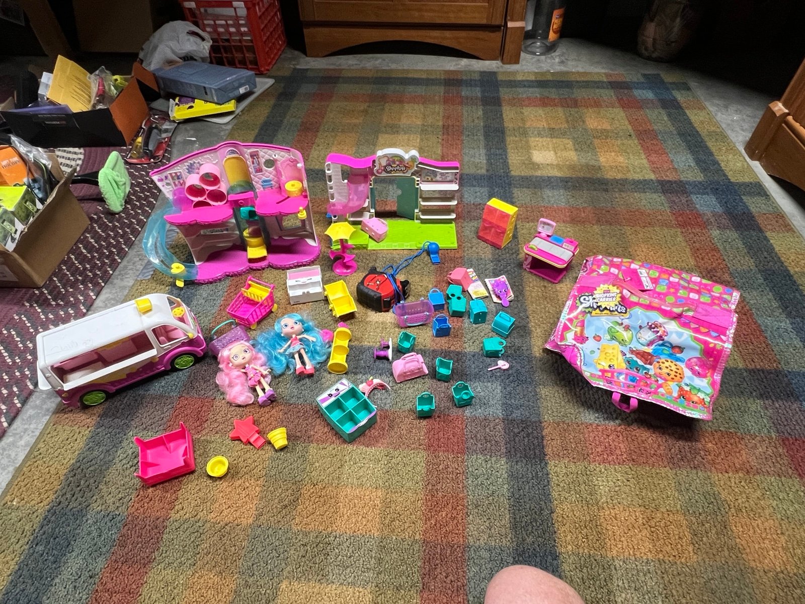 Shopkins Dollhouse with furniture and 2 dolls
