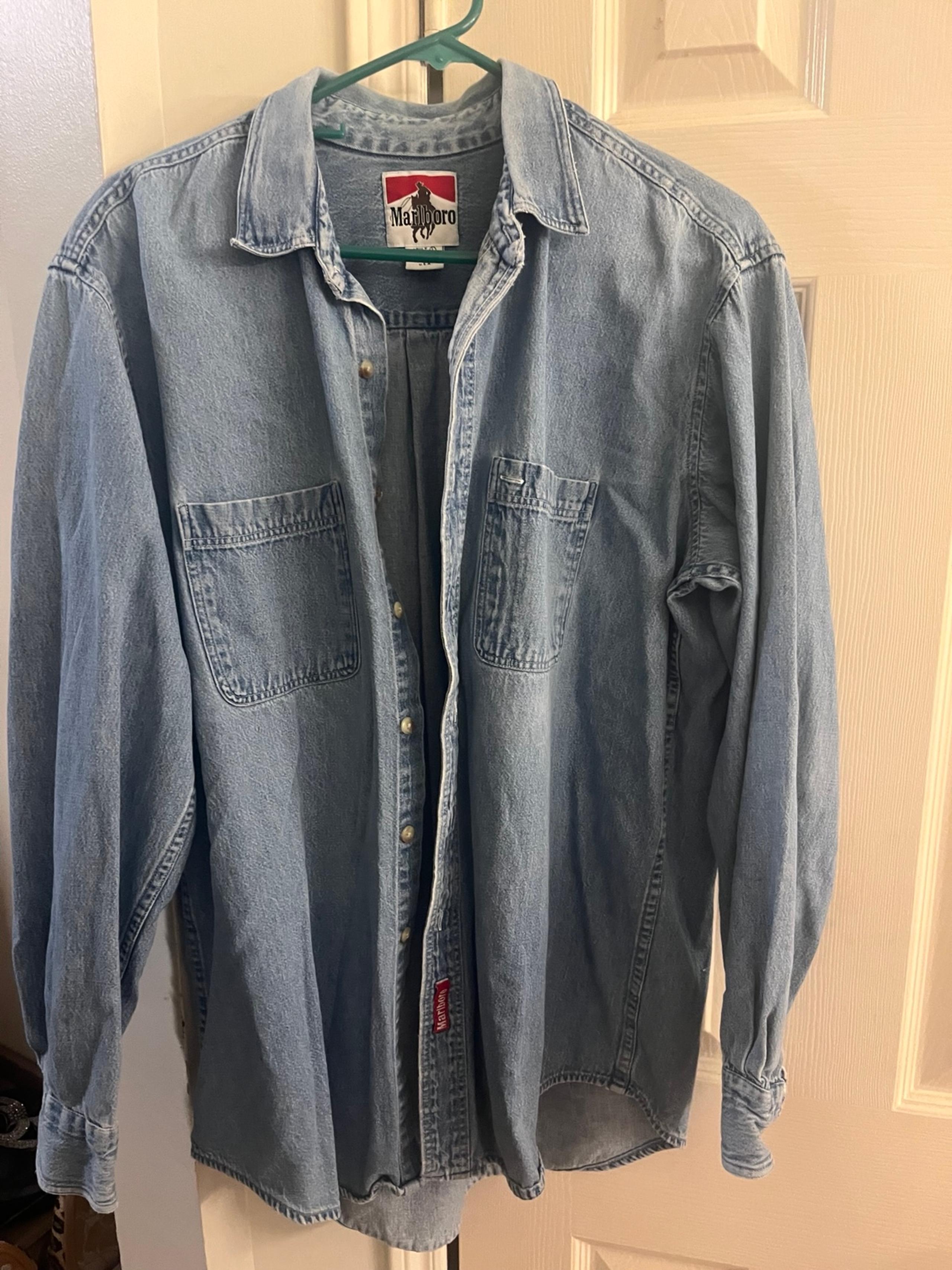 Vintage Marlboro Denim long sleeved shirt from the 90’s!