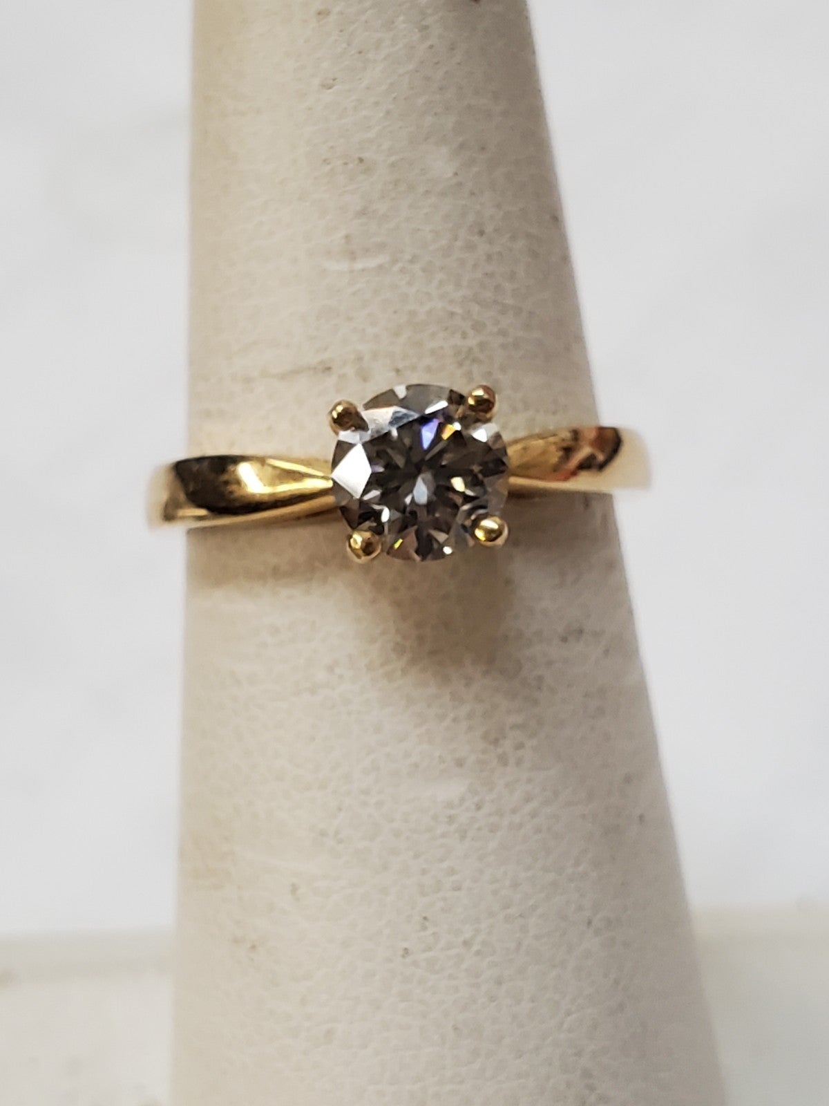 Diamond 1carat round, 14karat gold ring