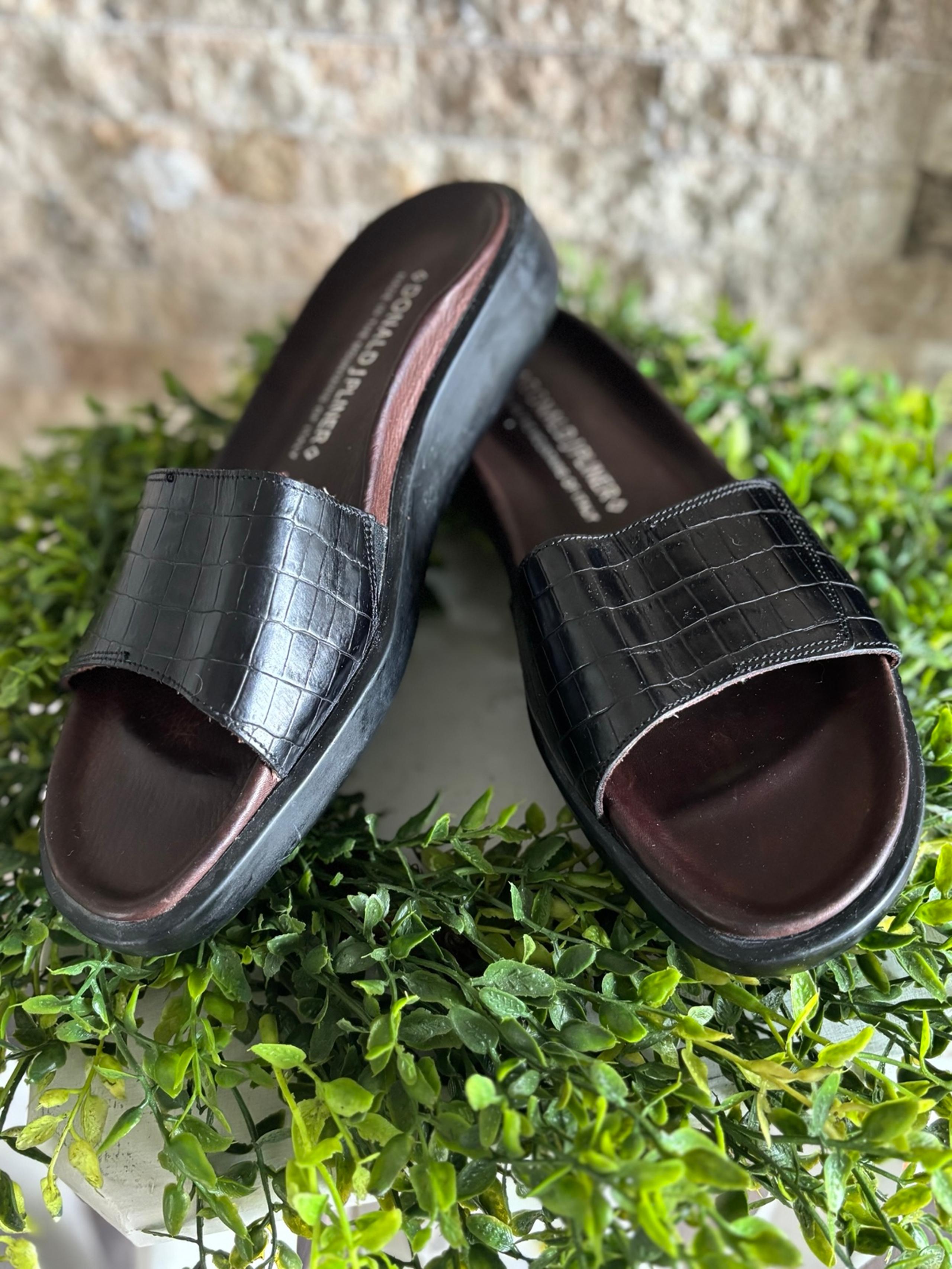 Donald J. Pliner Leather Sandals with croc embossed strap/7.5