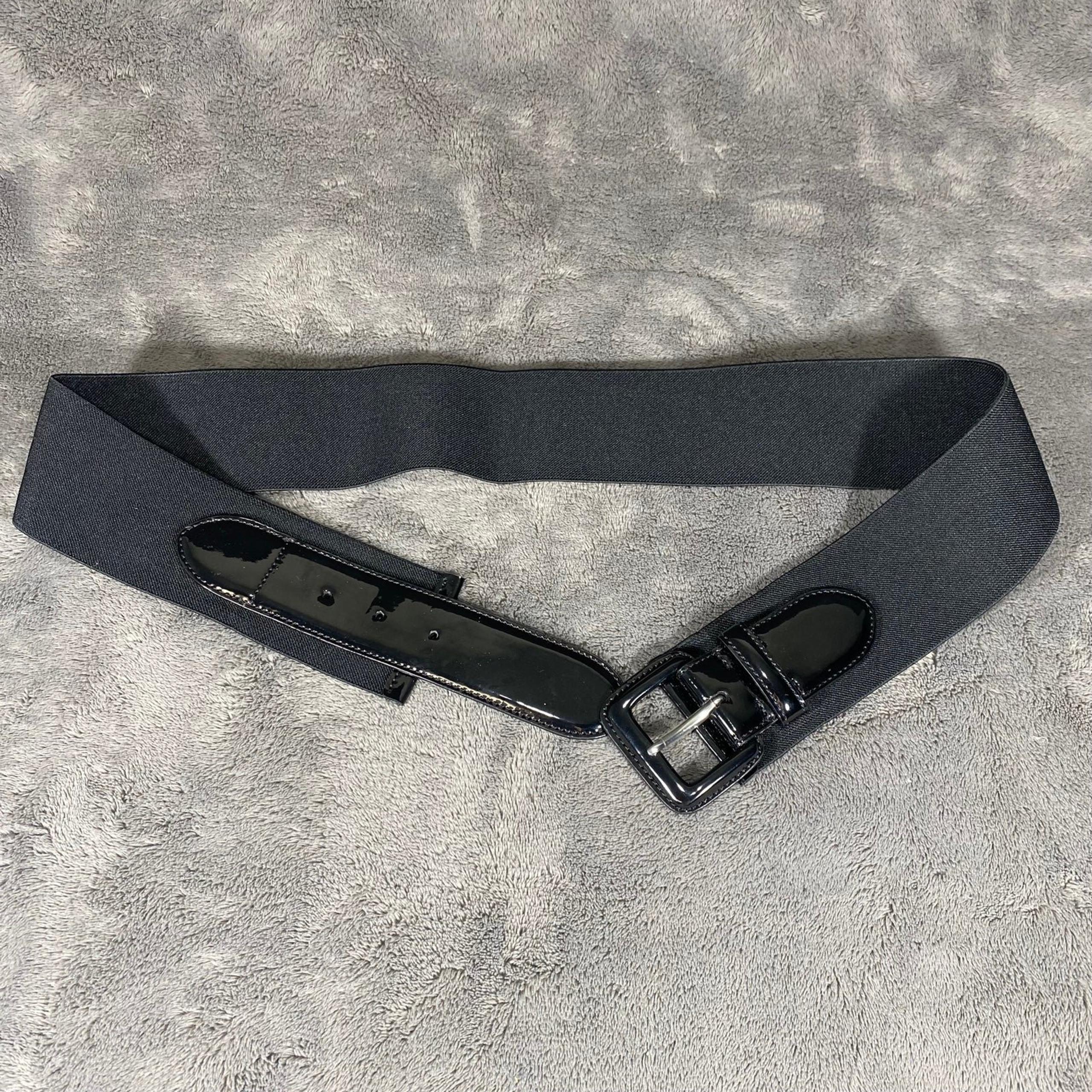 Women’s stretch belt with patent leather