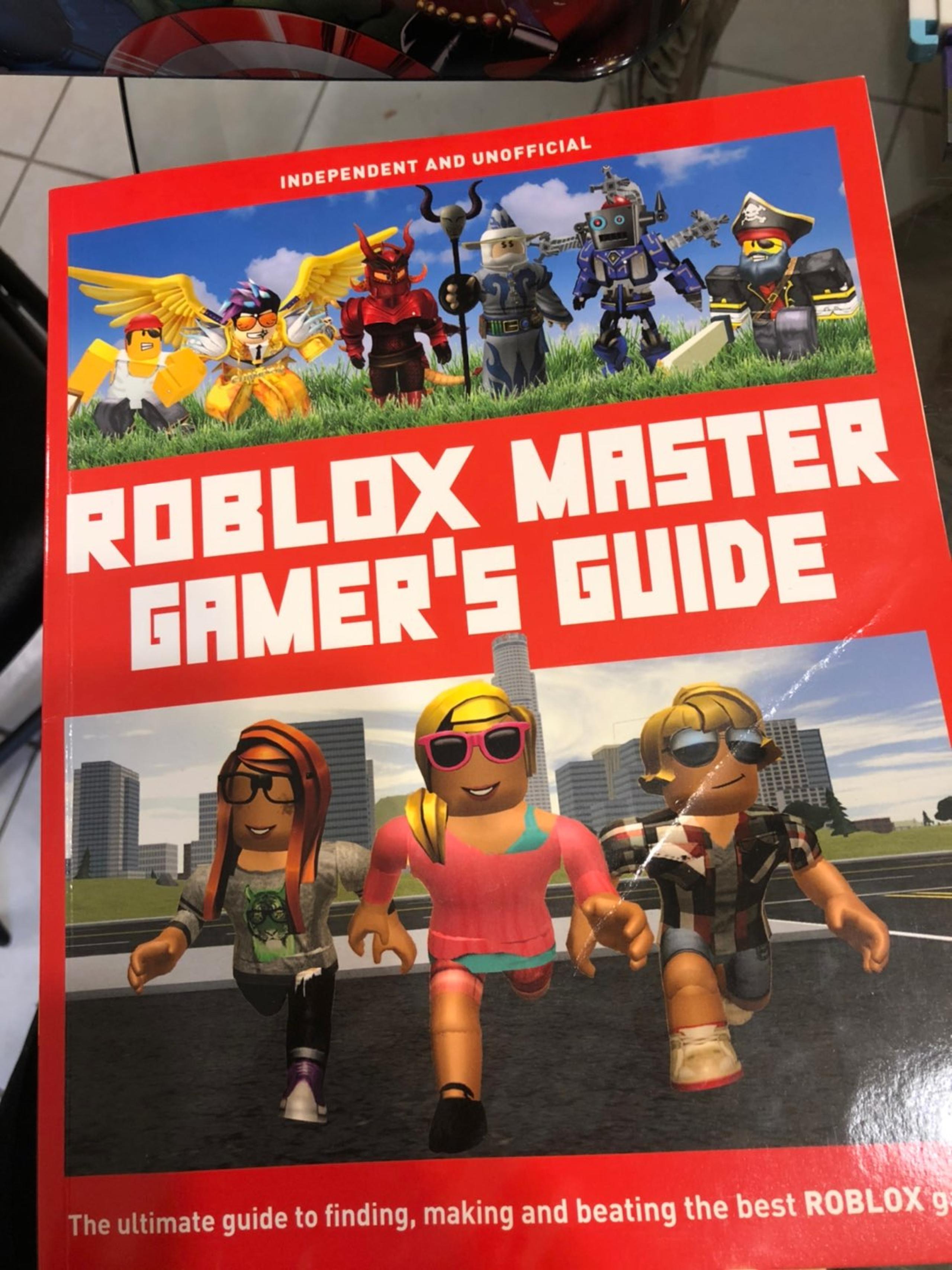 Roblox book plus figurines