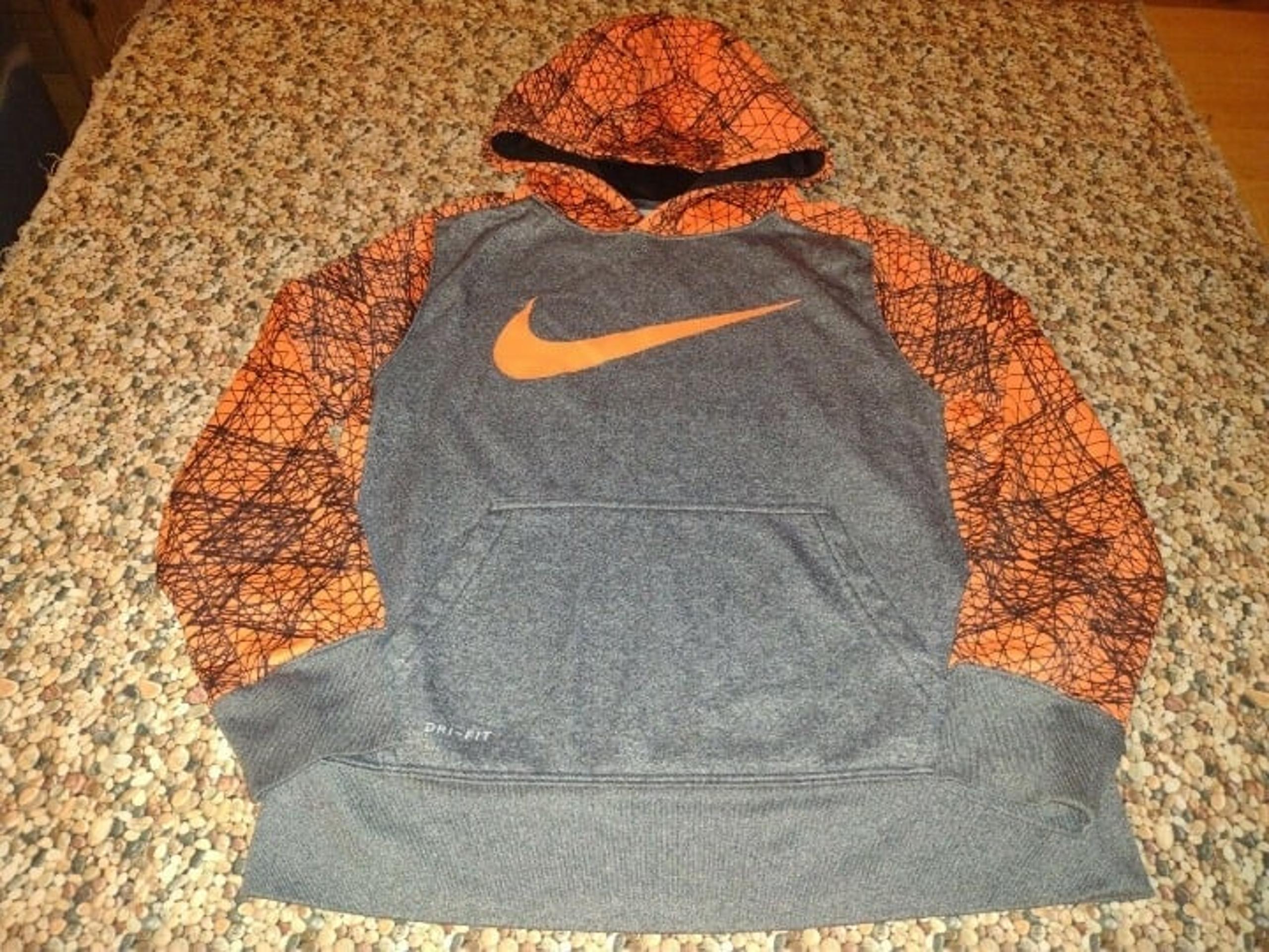 NIKE DRI - FIT GRAY / ORANGE / BLACK PULLOVER HOODIE.... BOYS SIZE: ( S )