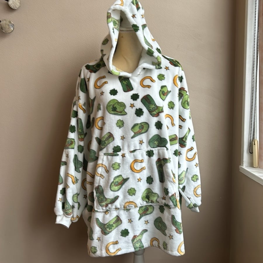 Marlo Lorenz Throwzy Poncho At Patrick’s Boots Clover Horseshoe Hats One Size