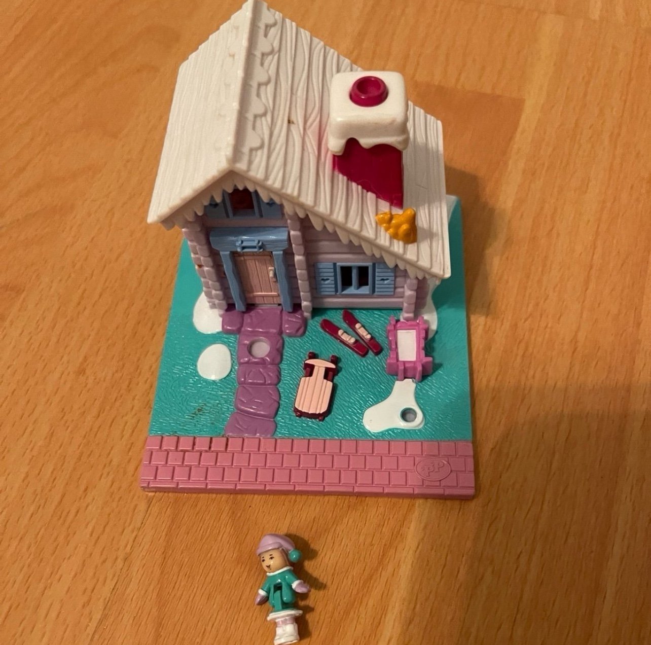 Vintage Polly Pocket 1993 Ski Lodge with 1 figure lulu winter doll