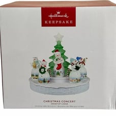 2023 HALLMARK KEEPSAKE CHRISTMAS CONCERT SNOWTOP LODGE TABLE DECORATION