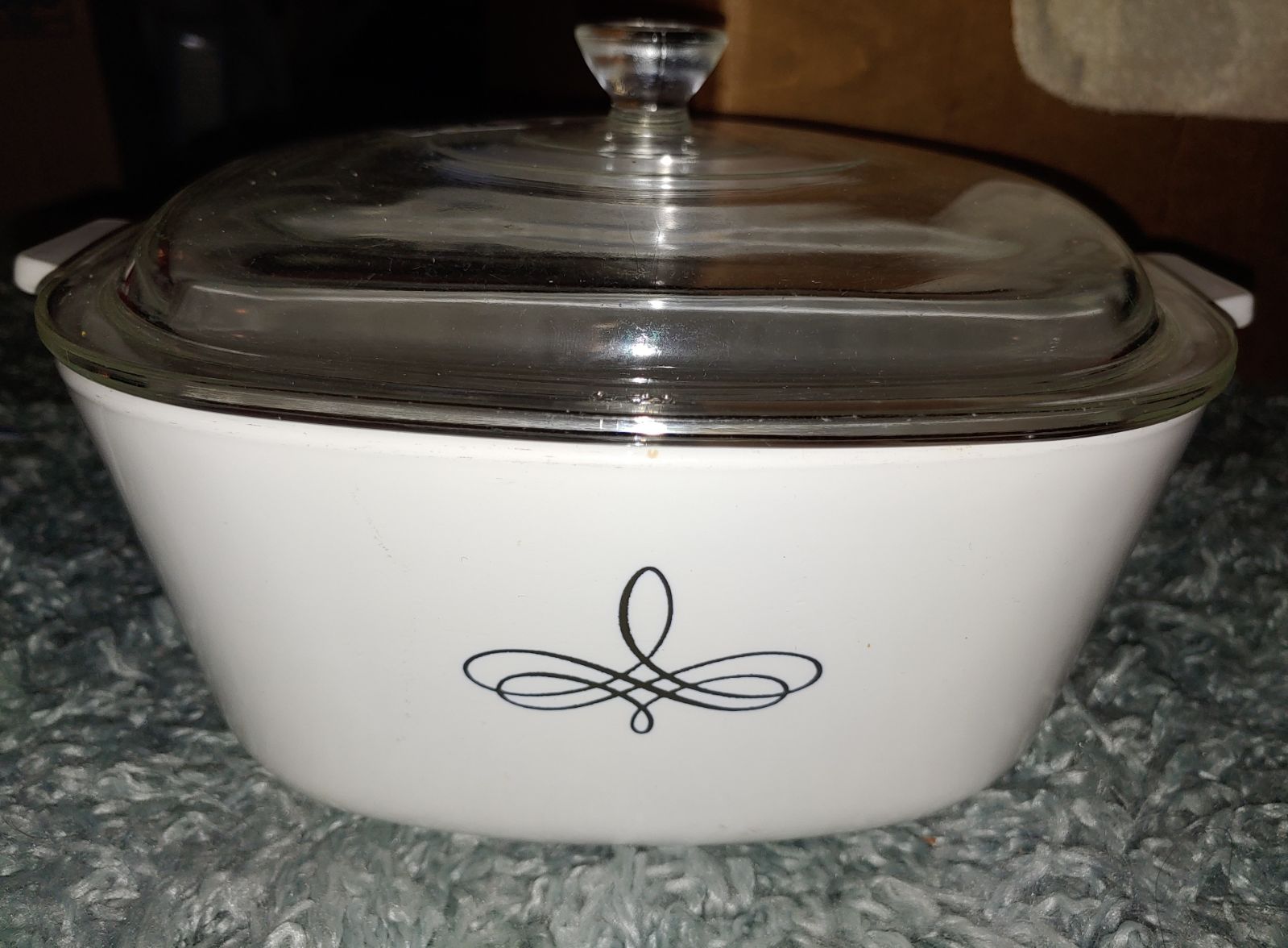 Vintage corningware trefoil 2.5 qt dish
