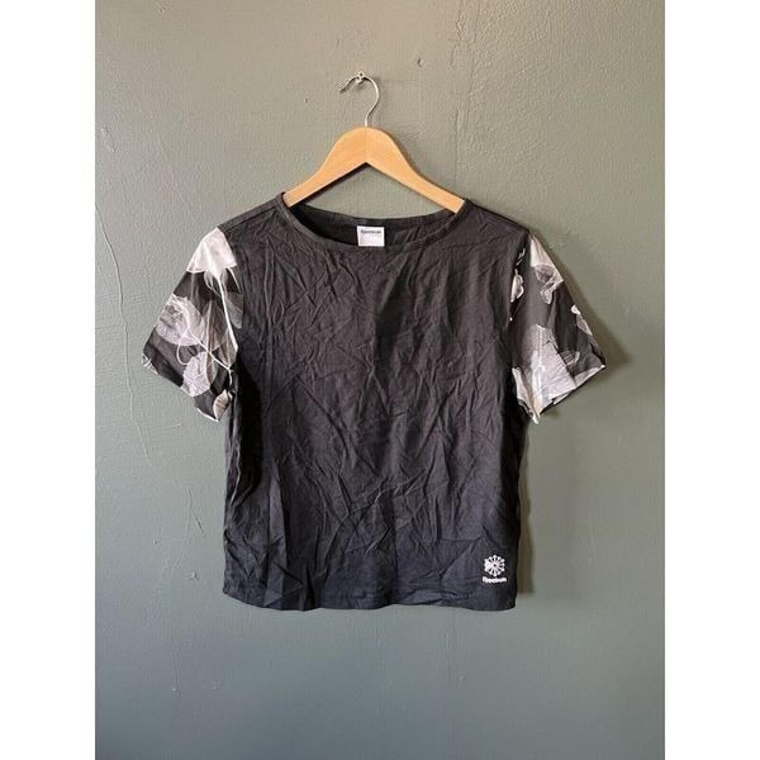Reebok Classic Womens Black Short Sleeve T-shirt NWT Size Small