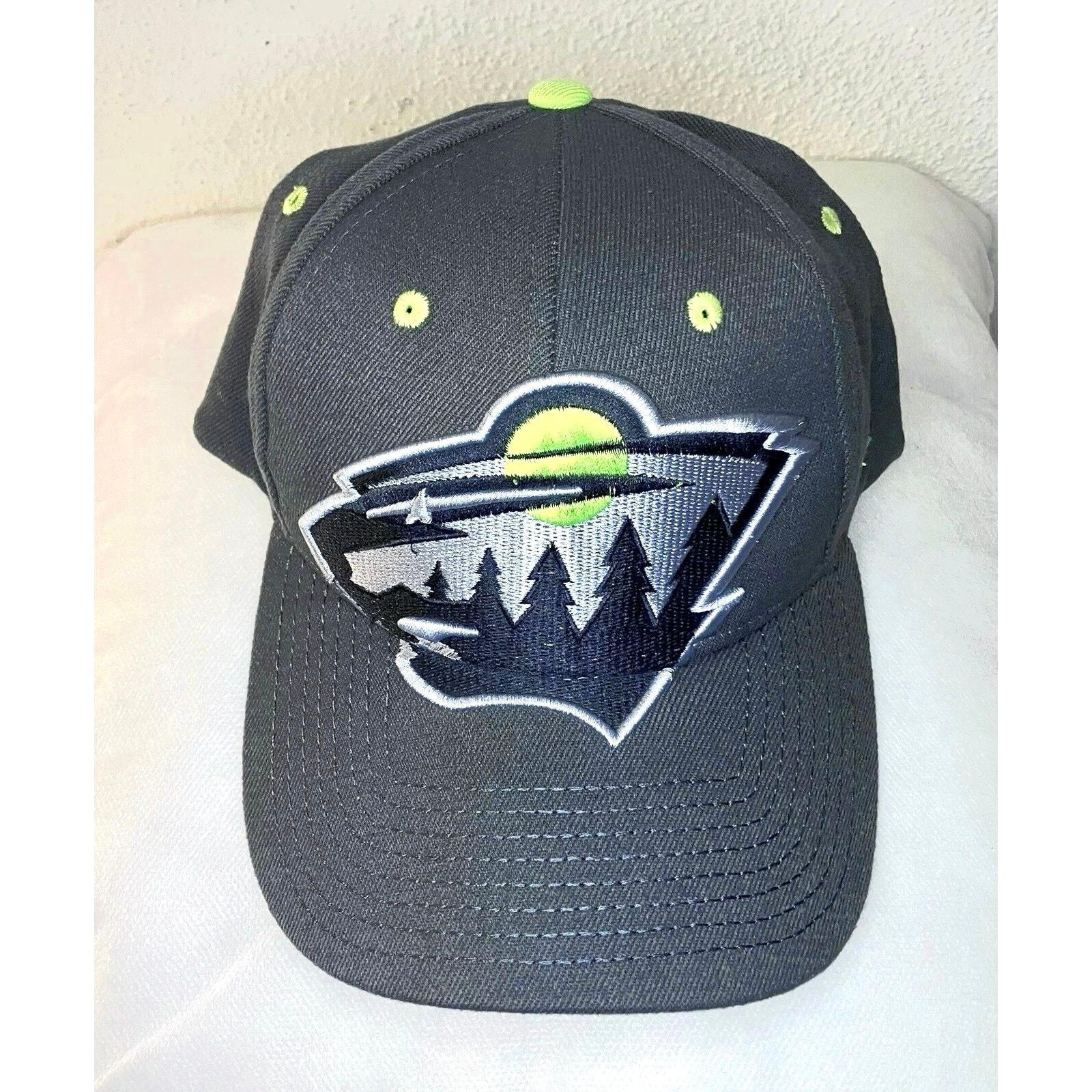 RARE Zephyr MENACE ZFit Embroidered Underbill Stretch M/L Hat NHL Minnesota Wild