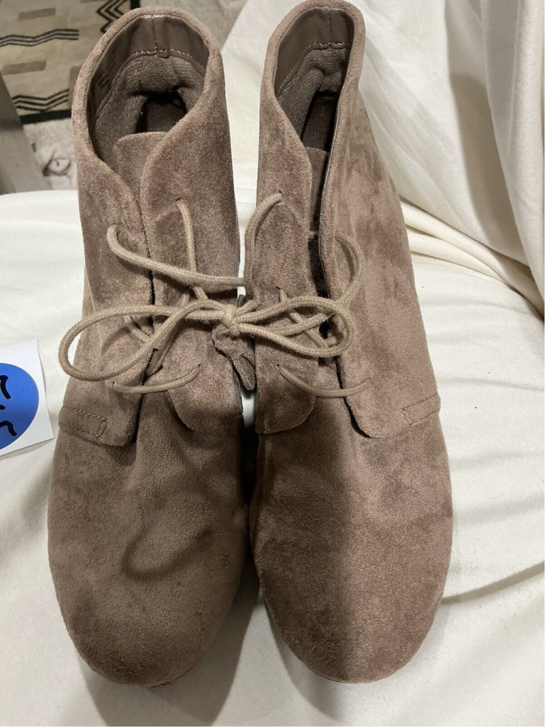 Woman’s Dr Scholl Memory Foam Comfort Fit Dakota Brown Suede Booty Size 7
