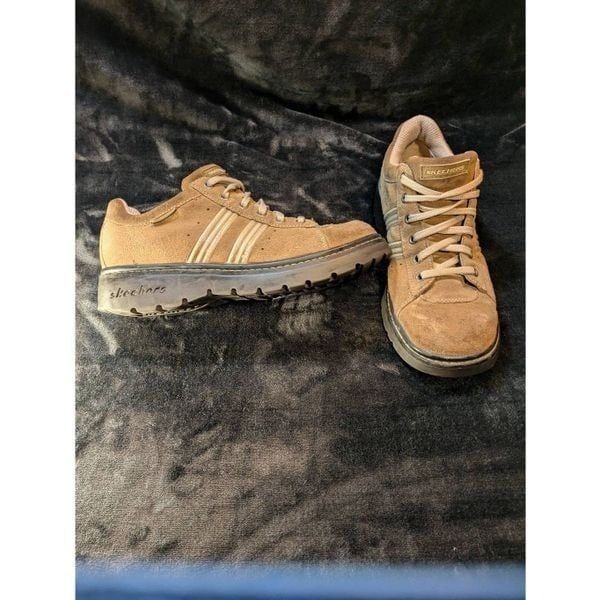 Sketchers vintage chunky heel suede tennis shoes for women. Size 10