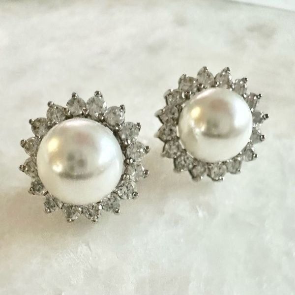 Convertible stud pearl earrings can be worn two ways