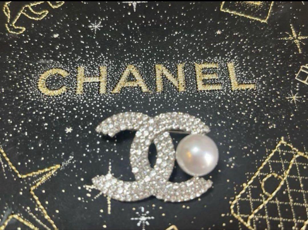 Brooch with pearls, 3.0cm x 4.1cm, imported from overseas, silver.