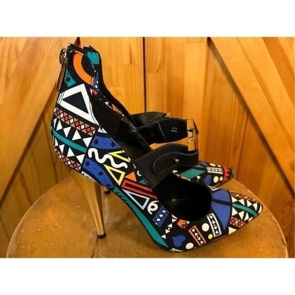 Red Kiss tribal pattern heels size 7 Love Bites