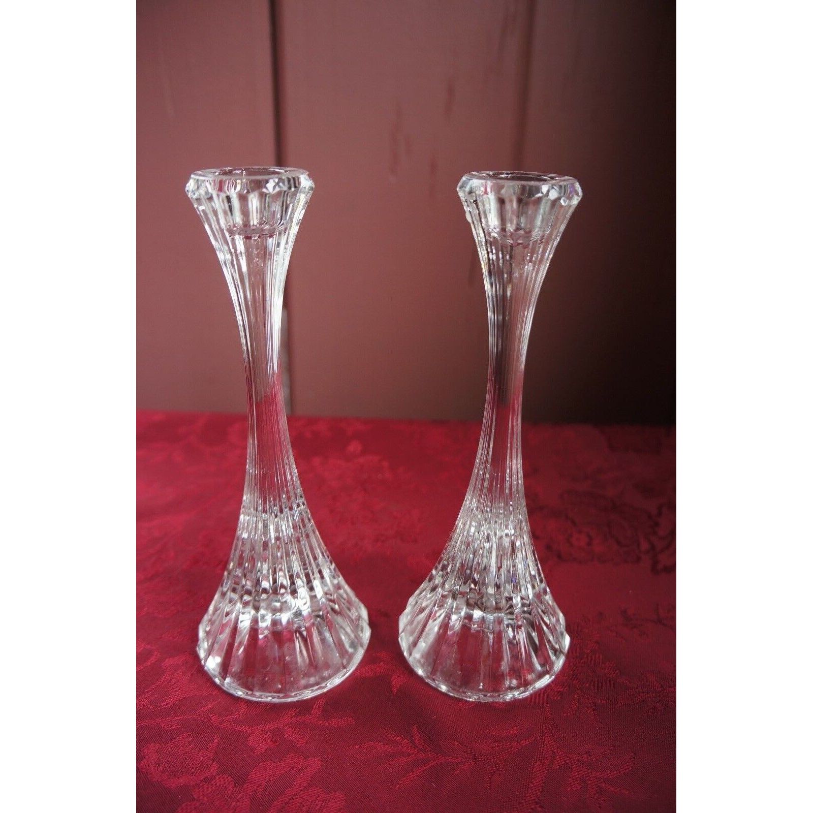 ELEGANT PAIR OF RIBBED GLASS CANDLE HOLDERS