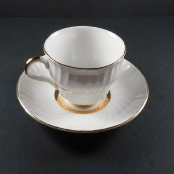 E Wedgwood England Gold Medallion Retro 2 tea cups and saucers