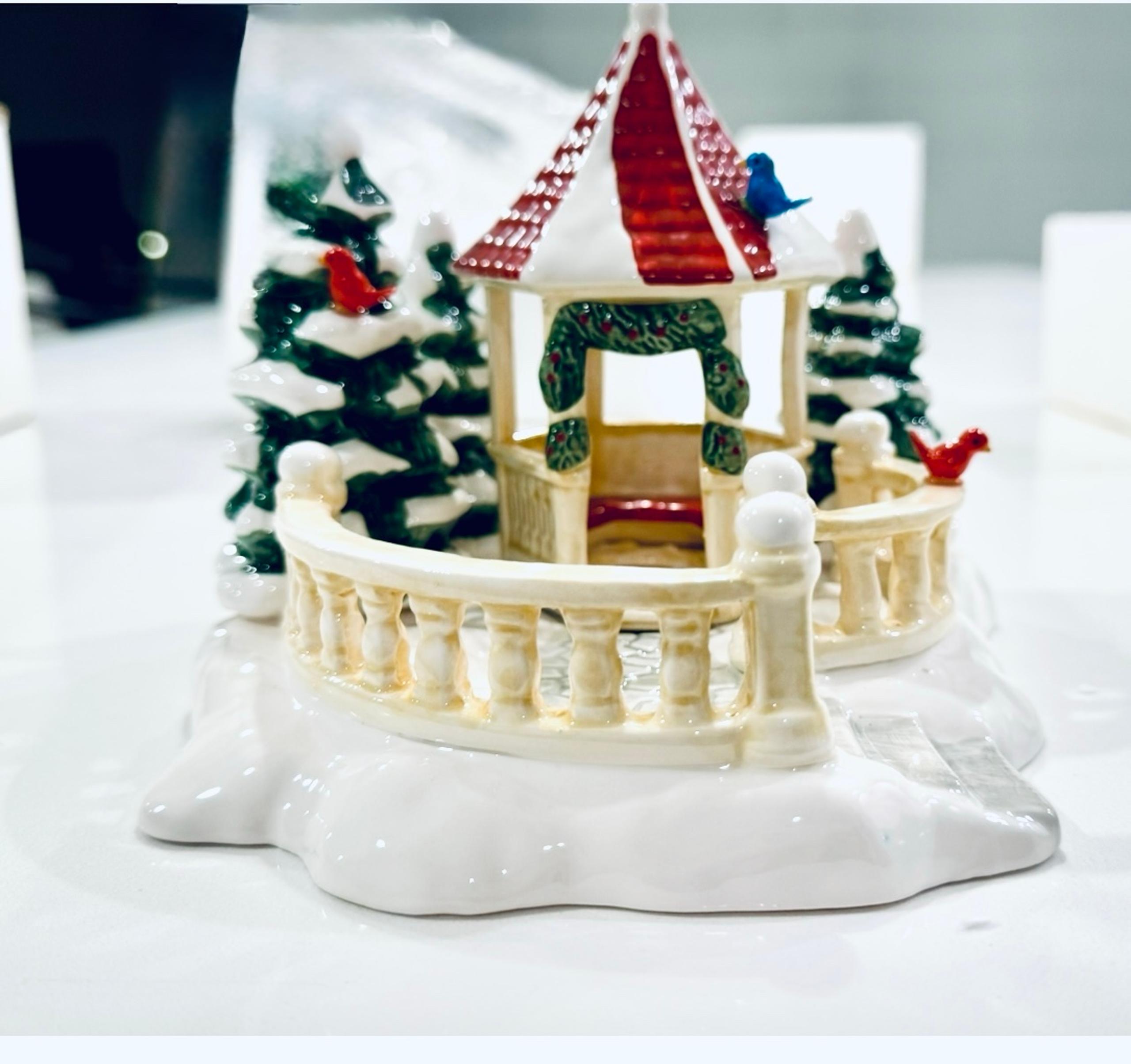 DEPARTMENT 56 SNOW VILLAGE 
"VILLAGE GAZEBO" 5146-2