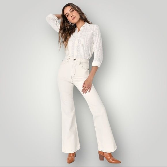 Levi’s 70s High Waisted Flare Jeans in Cream/Ivory Size 32x32