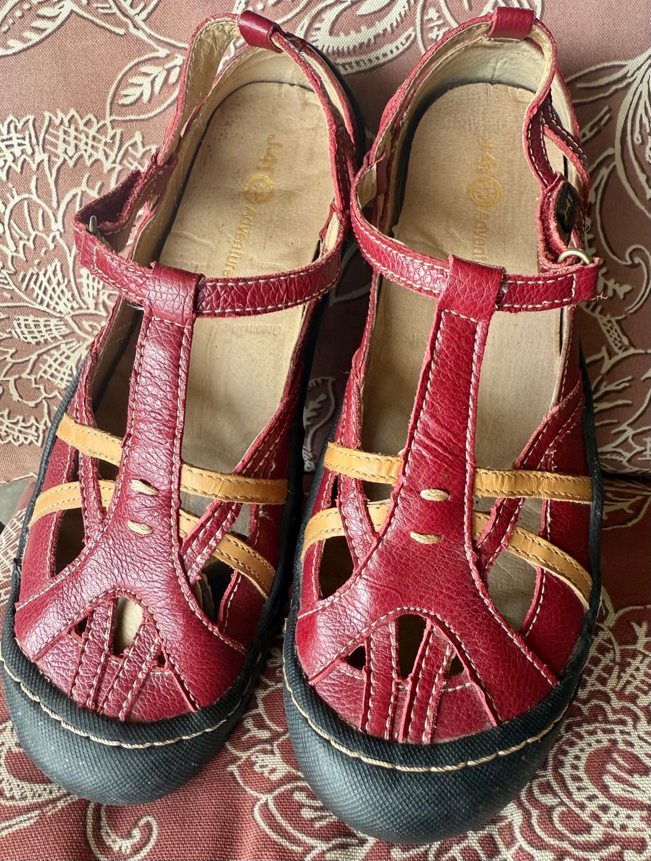 J-41 Dune T-Strap Casual Shoes, Red and Tan, Vegan, Womens Size 8.5, Pre-loved