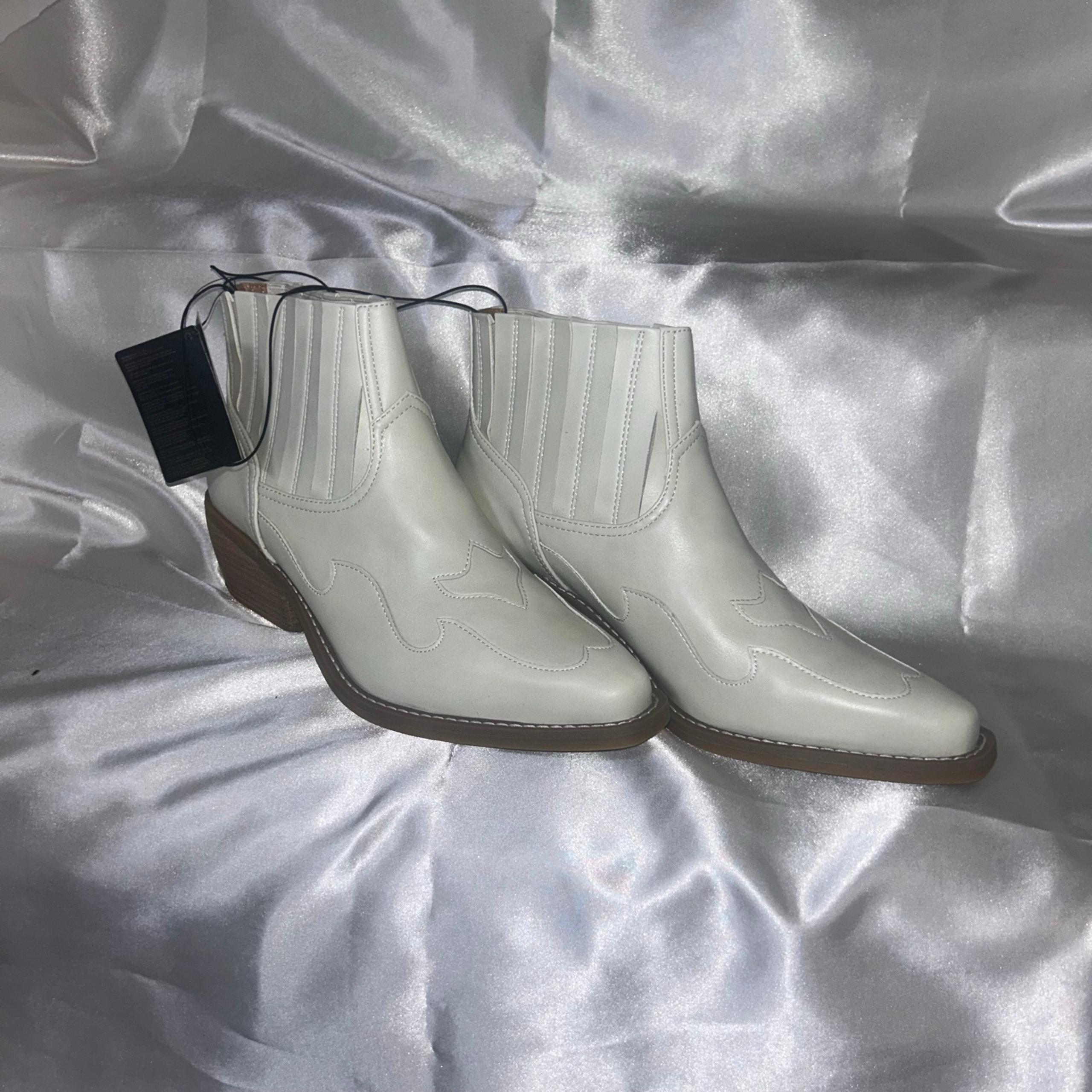 White booties with pointed 1 inch heel new with tag Forever 21
