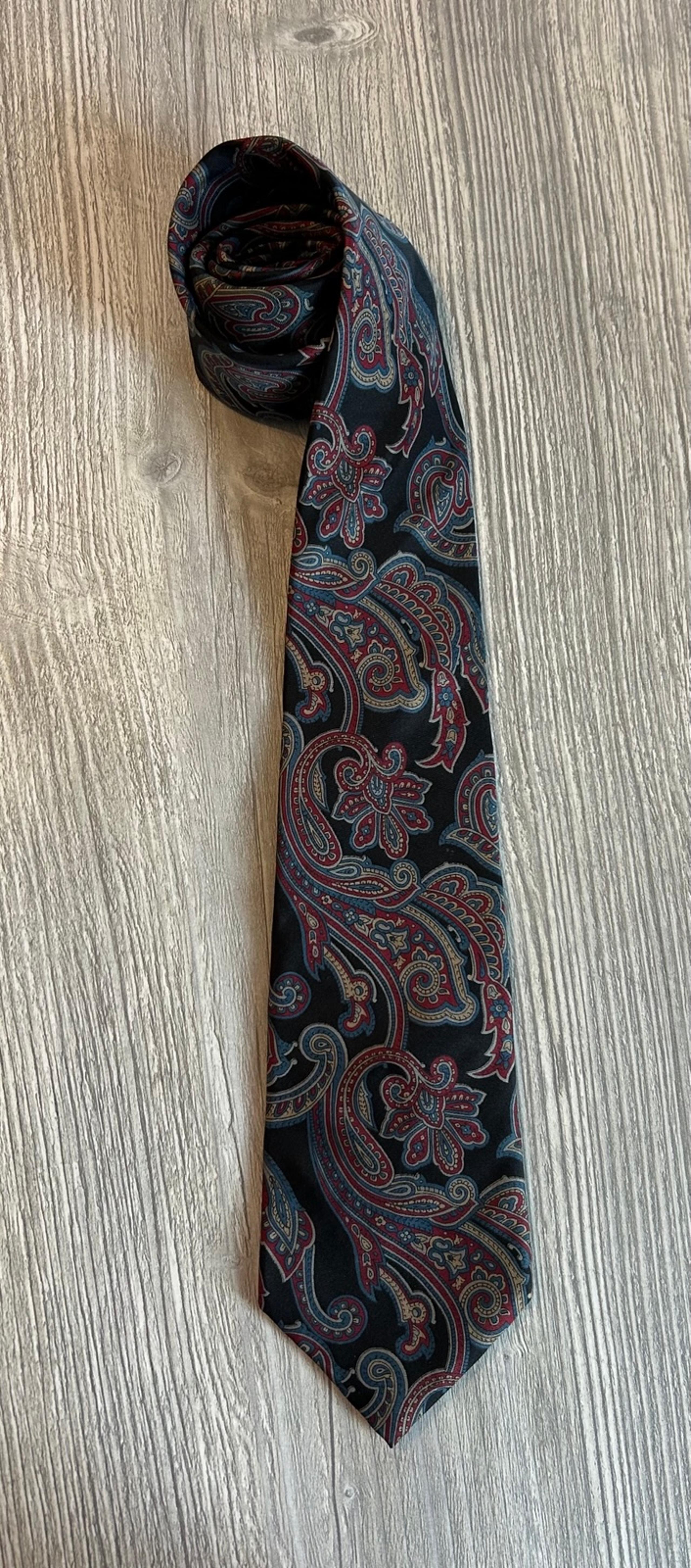 Adolfo Paisley Design 100% Silk Neck Tie Made In USA 54” x 3.25” Vintage In EUC.