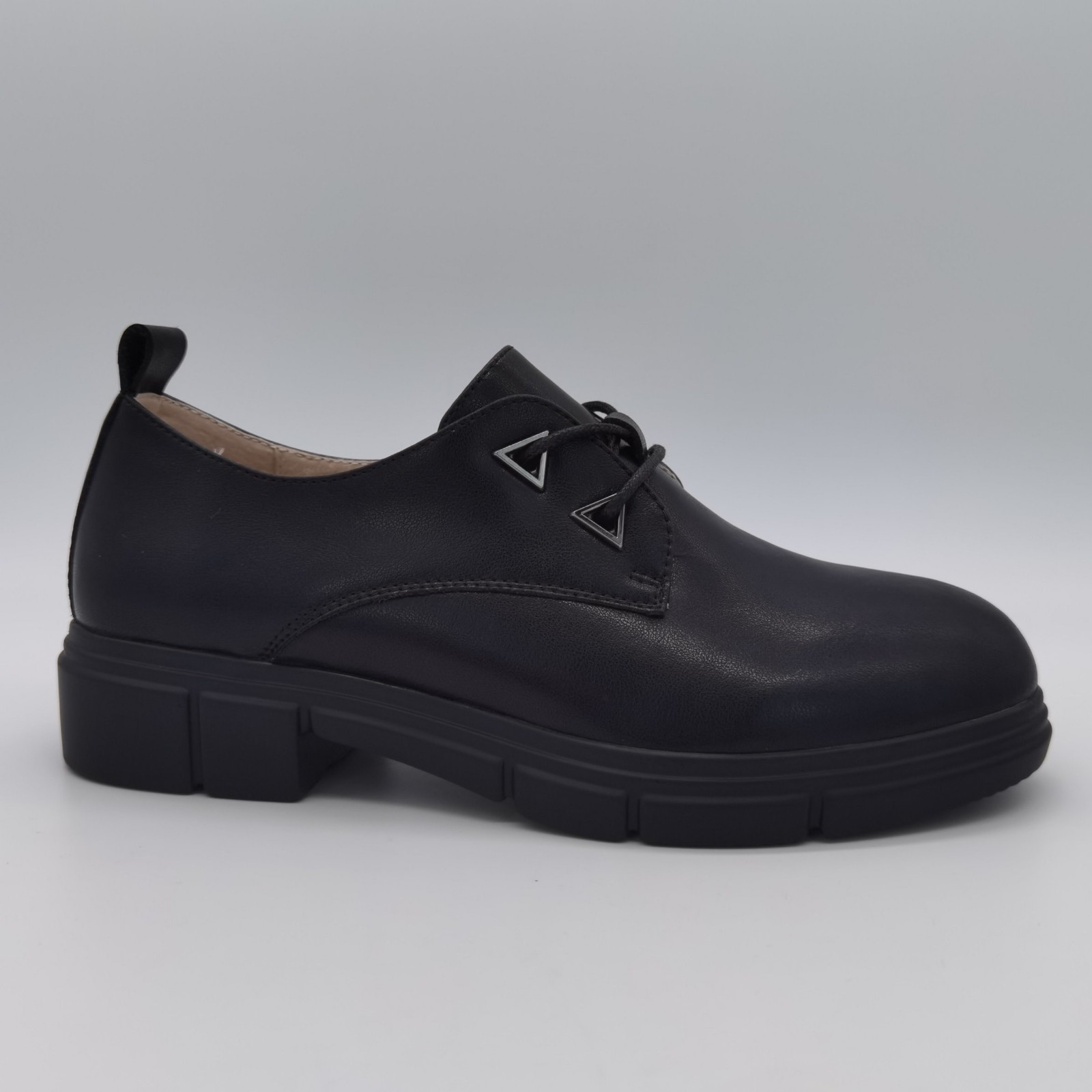 2022 Spring Women′s Leather Loafer