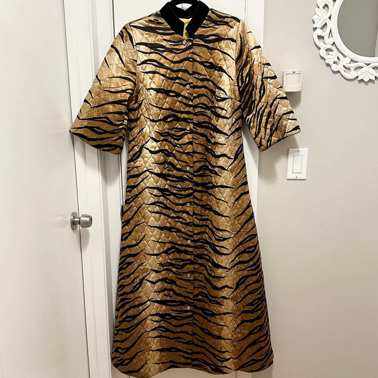 Vintage 60s Tiger Print Quilted House Dress Robe Sz 10 M Union Made Velvet Neck