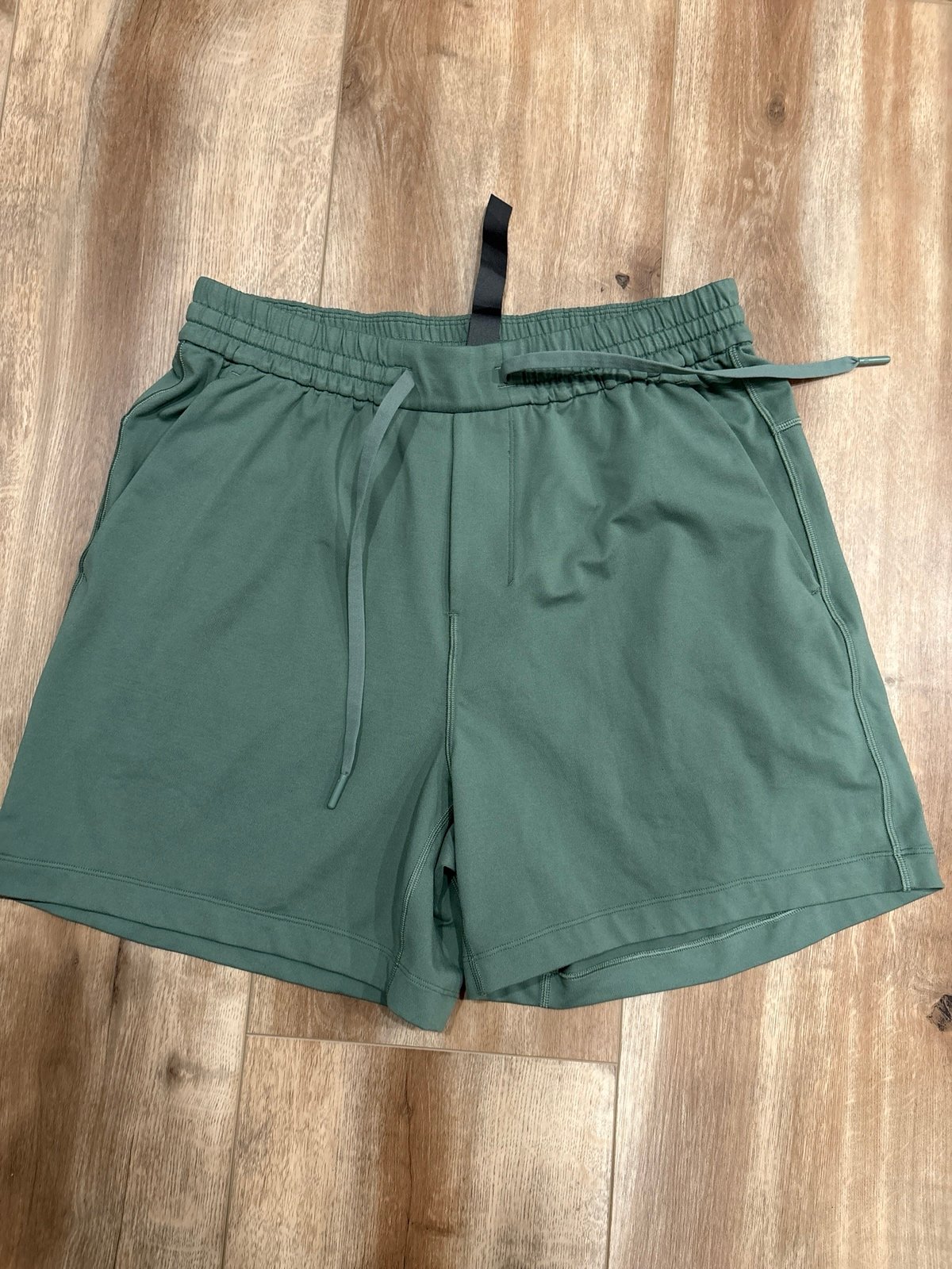 New Lululemon men’s shorts size medium