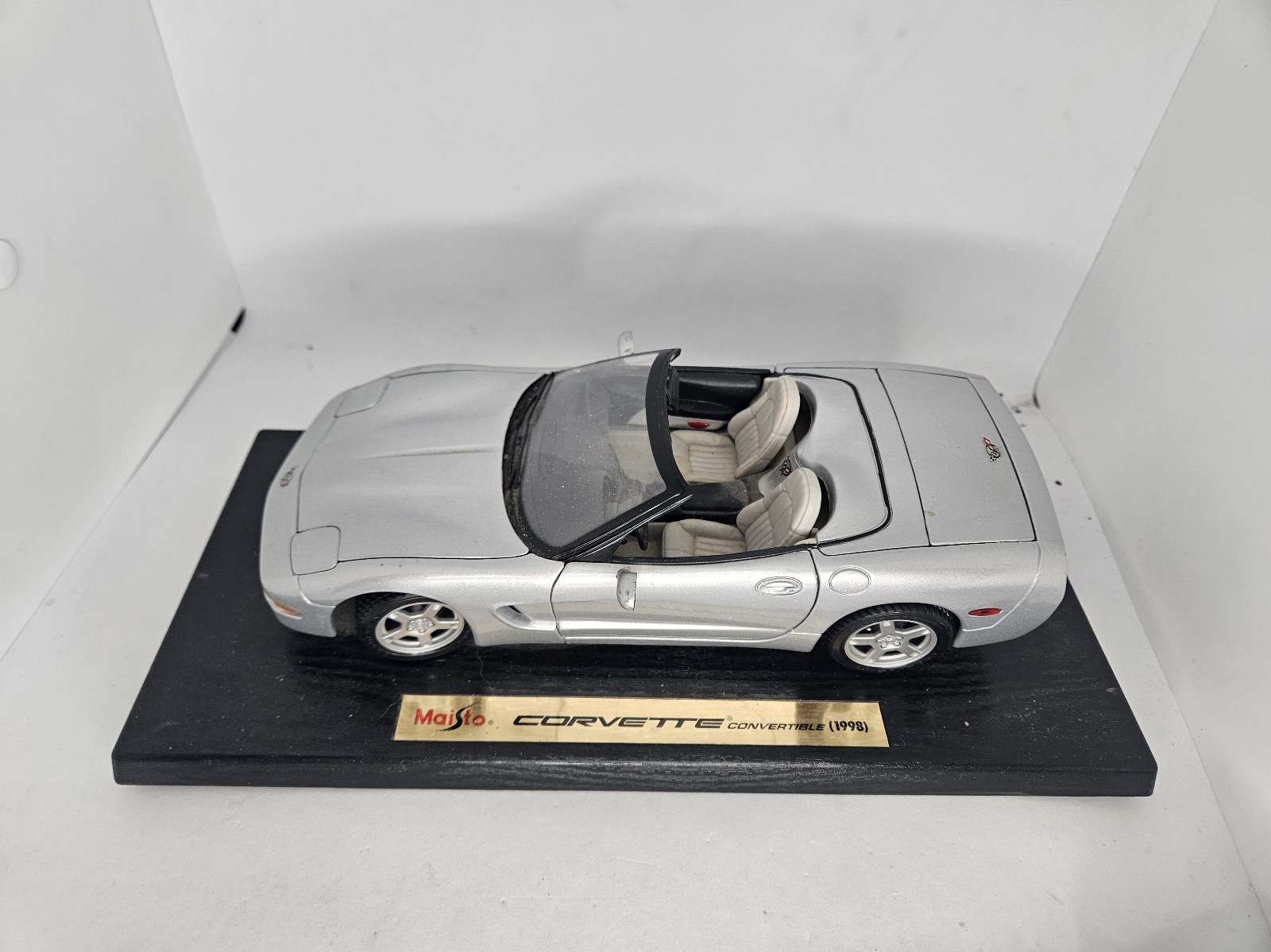 Maisto 1998 Corvette Convertible LT4 in Silver 1/18 Scale Small Damage Used.
