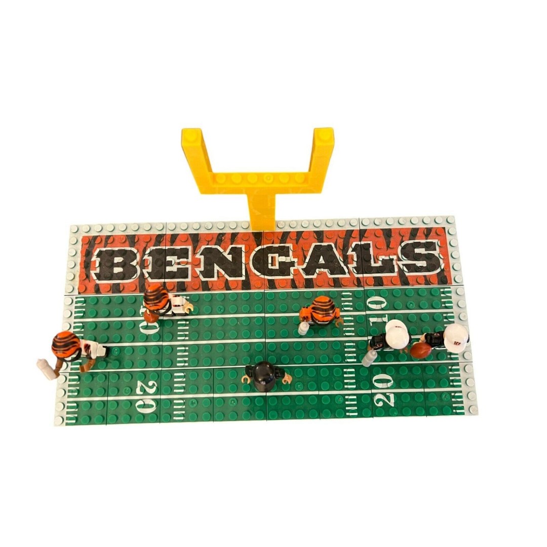 OYO Cincinnati Bengals NFL End Zone Building Block Set Football Extra Minifigure