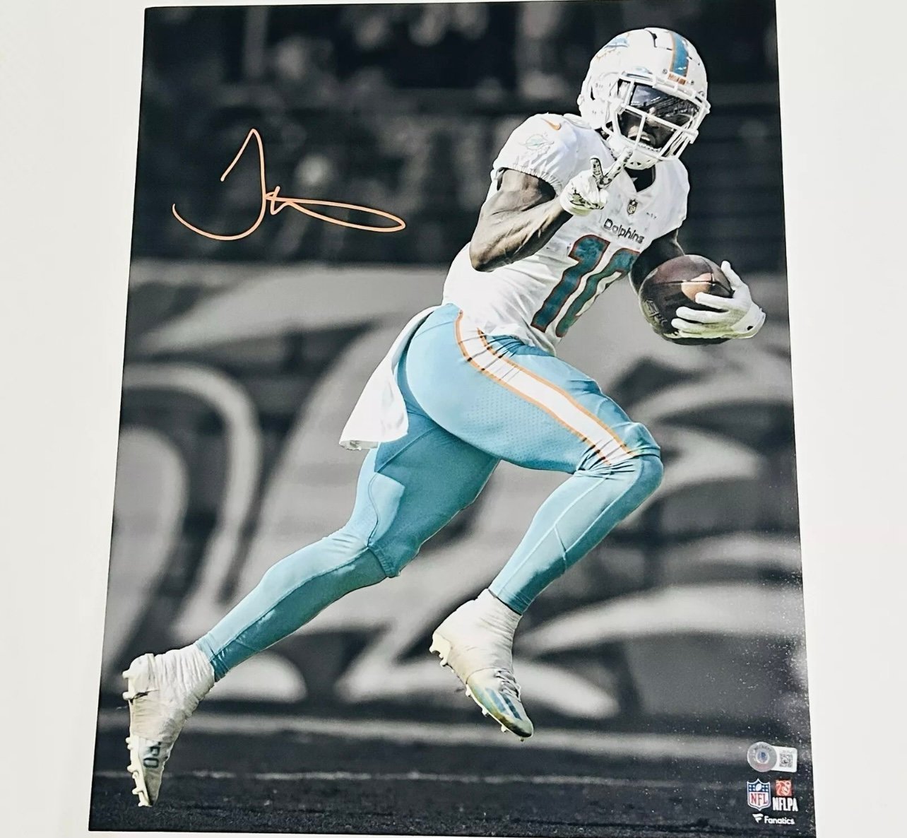 Dolphins Tyreek Hill Authentic Signed 16x20 Vertical Spotlight Photo Beckett COA