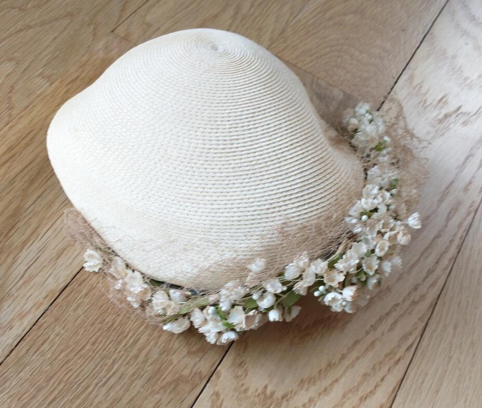 Women's Vintage 1950s brown Clamp-on Hat Sz 22 Adlers Kansas City Baby's Breath
