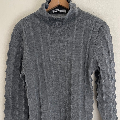 ZARA Grey Turtleneck/Raised Rectangle Knit: New w/o Tags! Large (Runs Small)