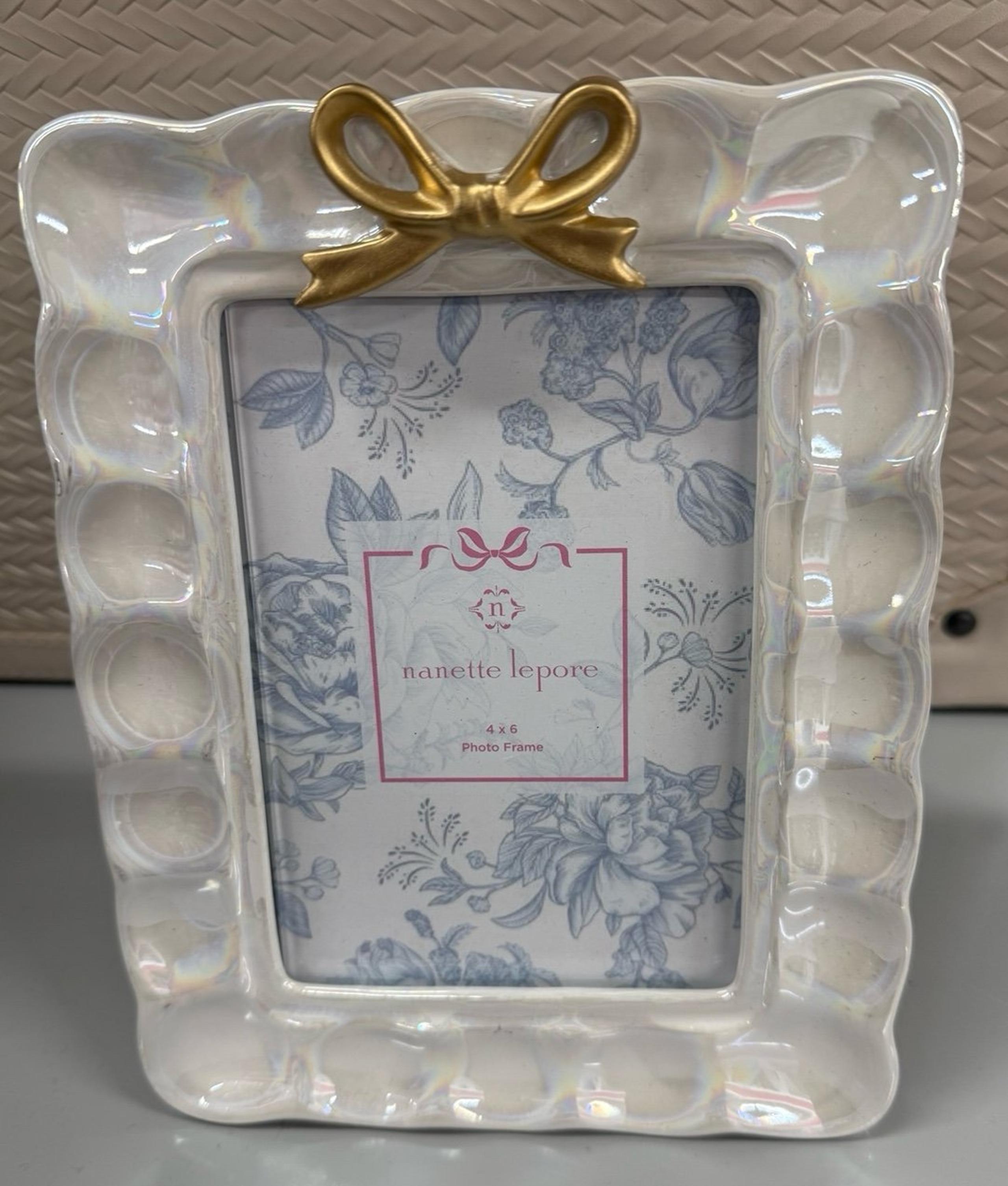 NANETTE LEPORE RIPPLED WHITE FRAMED PICTURE FRAME WITH COQUETTE GOLD BOW