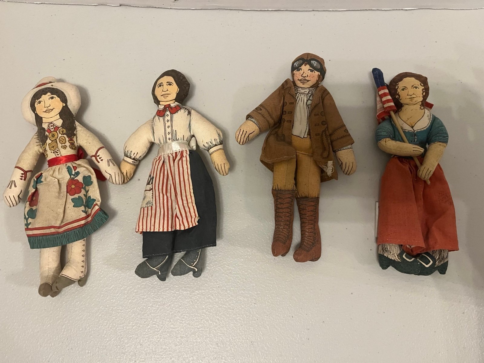 Vintage Hallmark Annie Oakley Amelia Earhart Molly Pitcher Cloth Doll Set Of 4