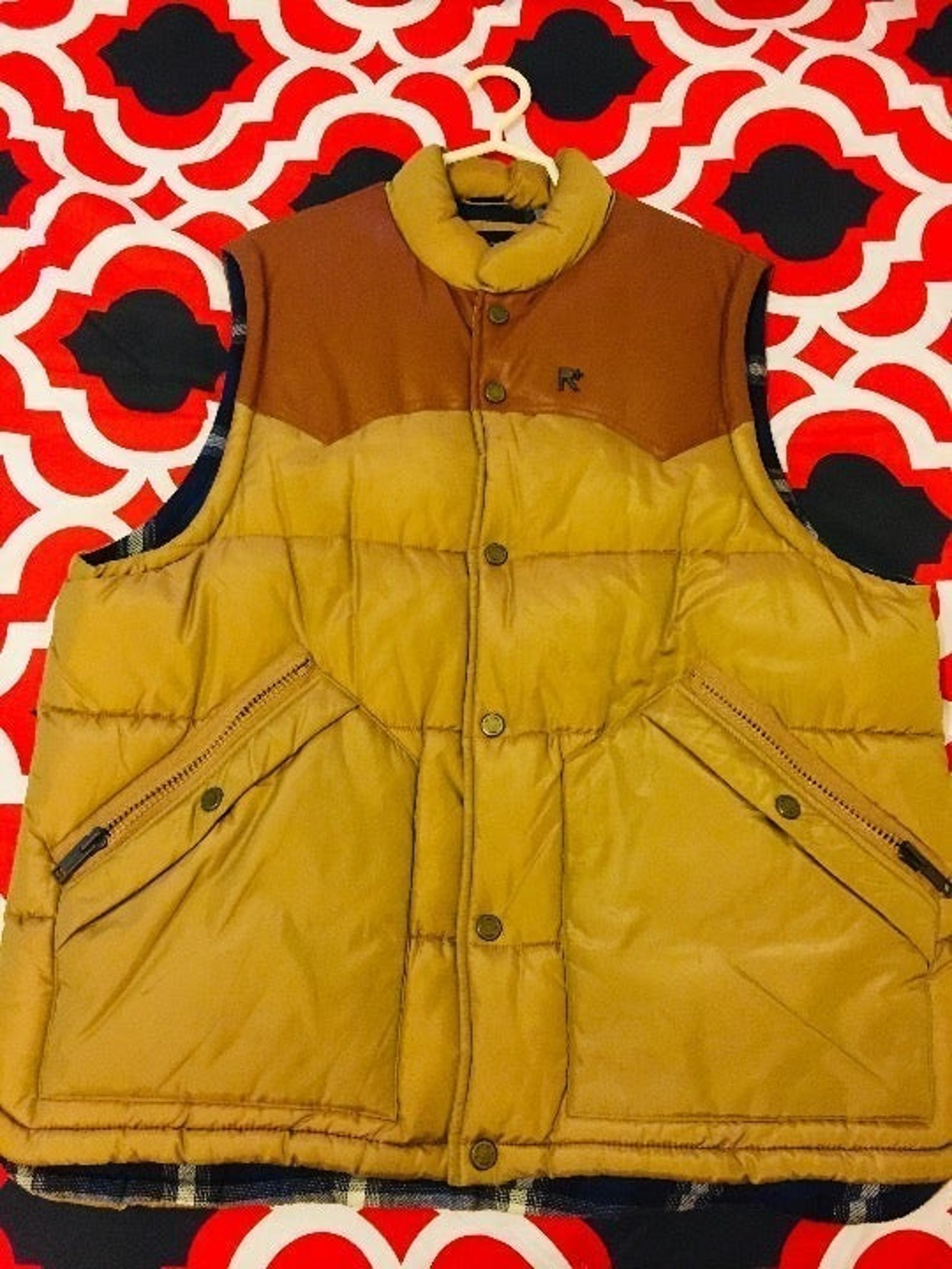 Xl Men’s rocawear two tone color vest