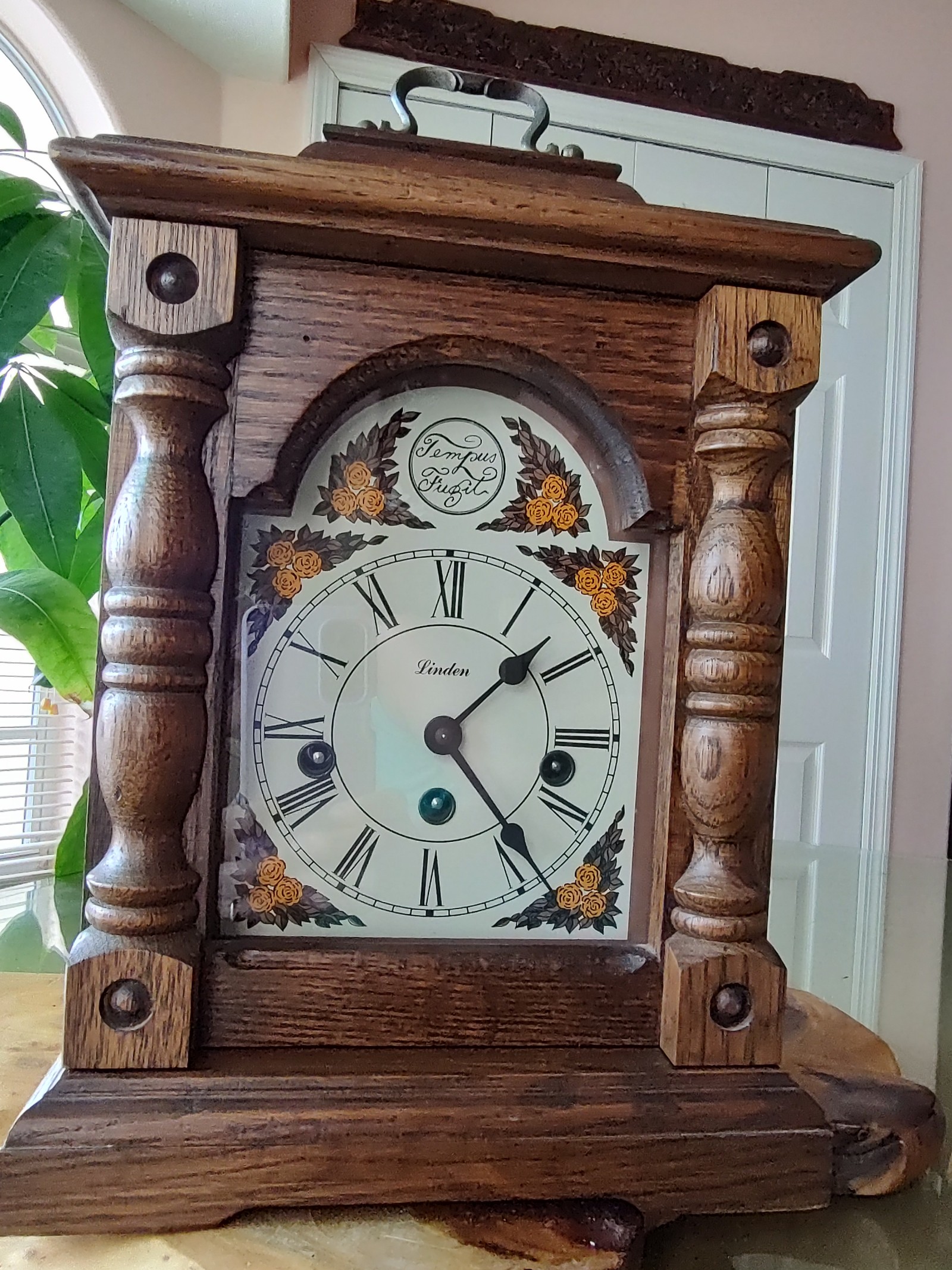 vintage TEMPUS FUGIT LINDEN oak case mantel clock