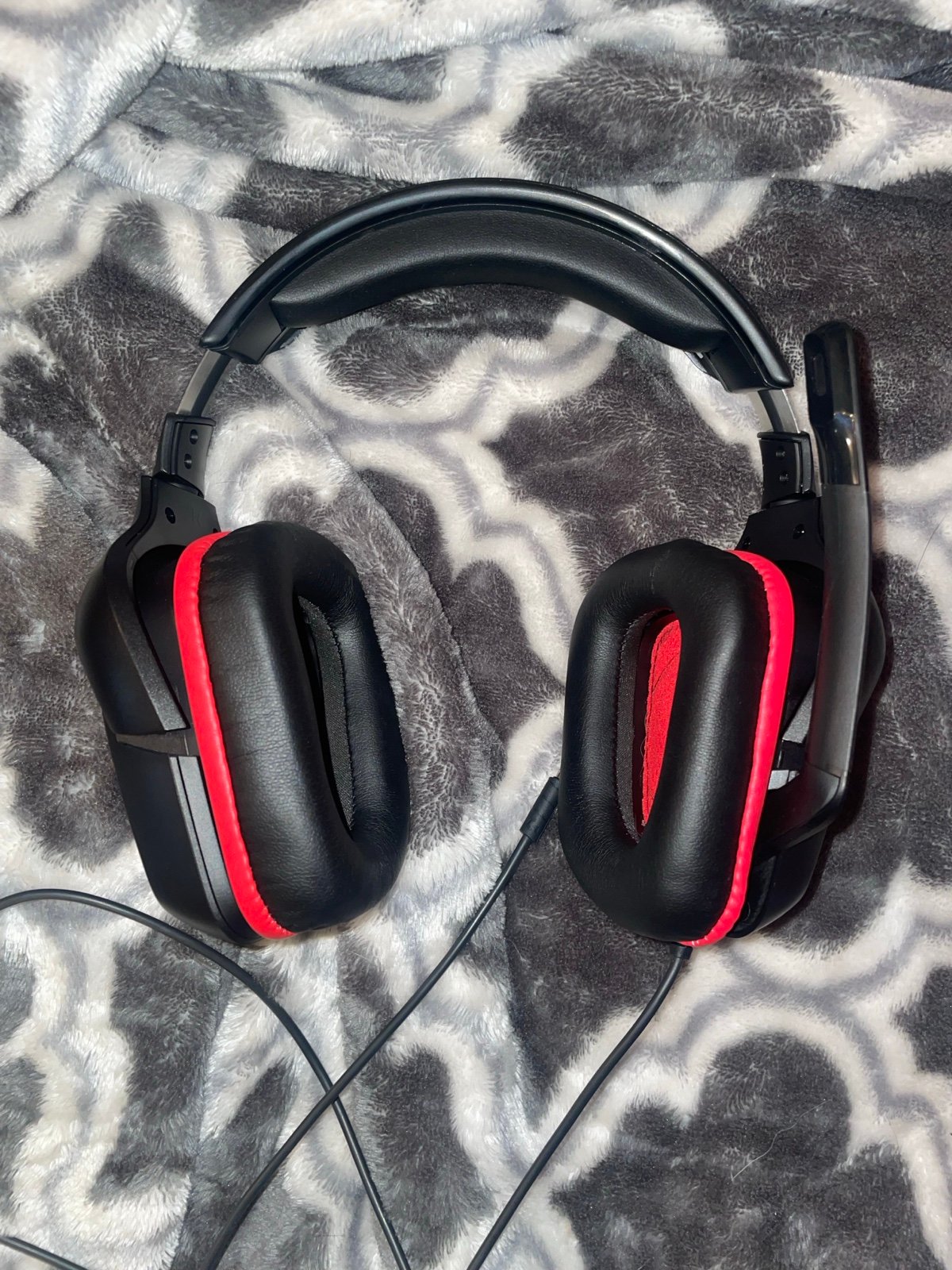 Logitech G332 Wired Stereo Gaming Headset in Black/Red
