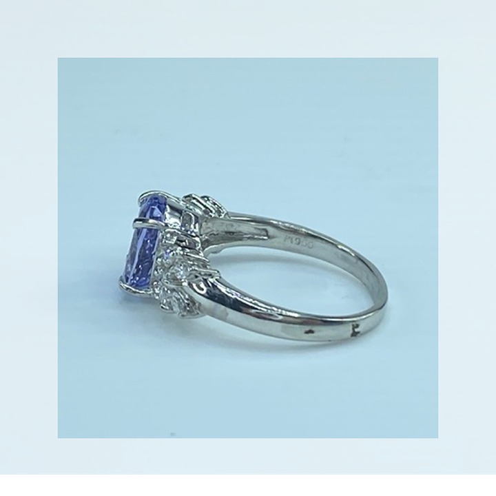 2.55ct Oval faceted Tanzanite 0.8ctw G/VS2 Round brilliant diamond ring JR8223