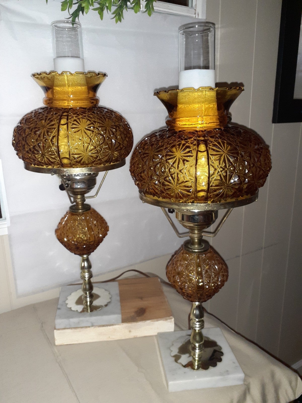 Beautiful Vintage L.E. Smith amber Daisy & Buttons Pair of lamps.