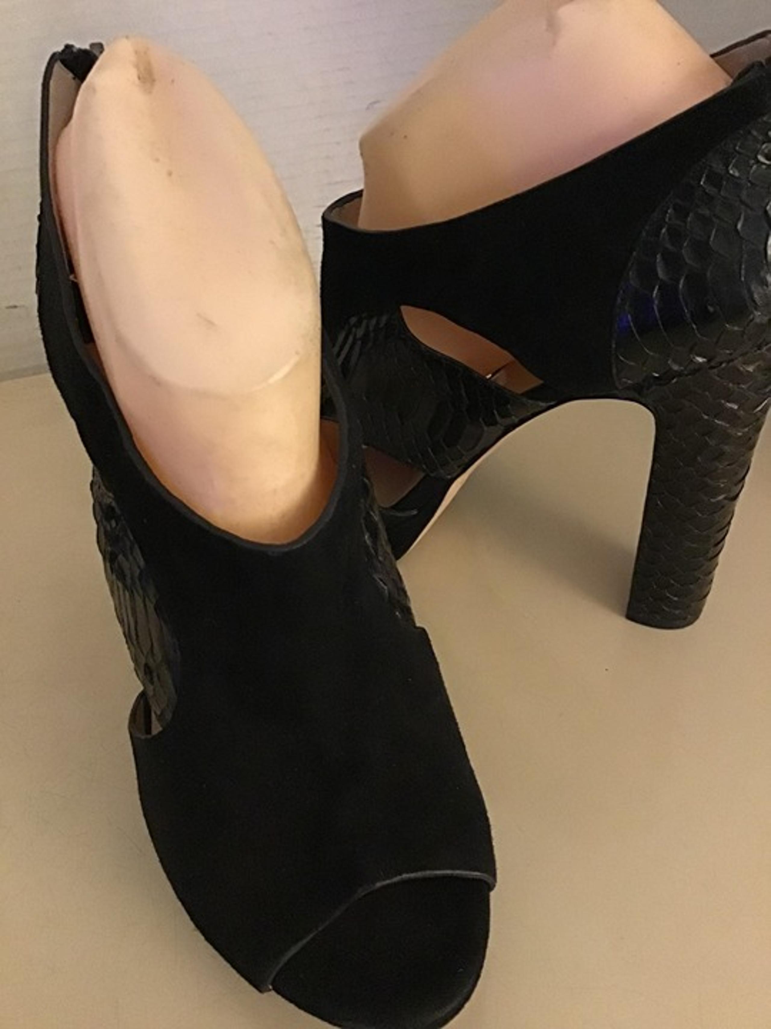 Barneys New York women black suede leather platform heel shoes US 9.5