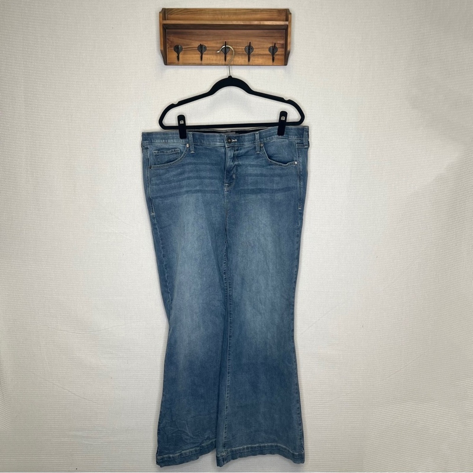 Torrid | Woman’s Wide Leg Flare Jeans 18R Stretch Waist
