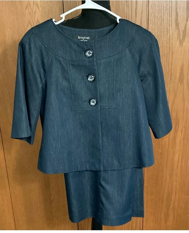 EUC Women’s 2 Piece Pant Suit Size 4