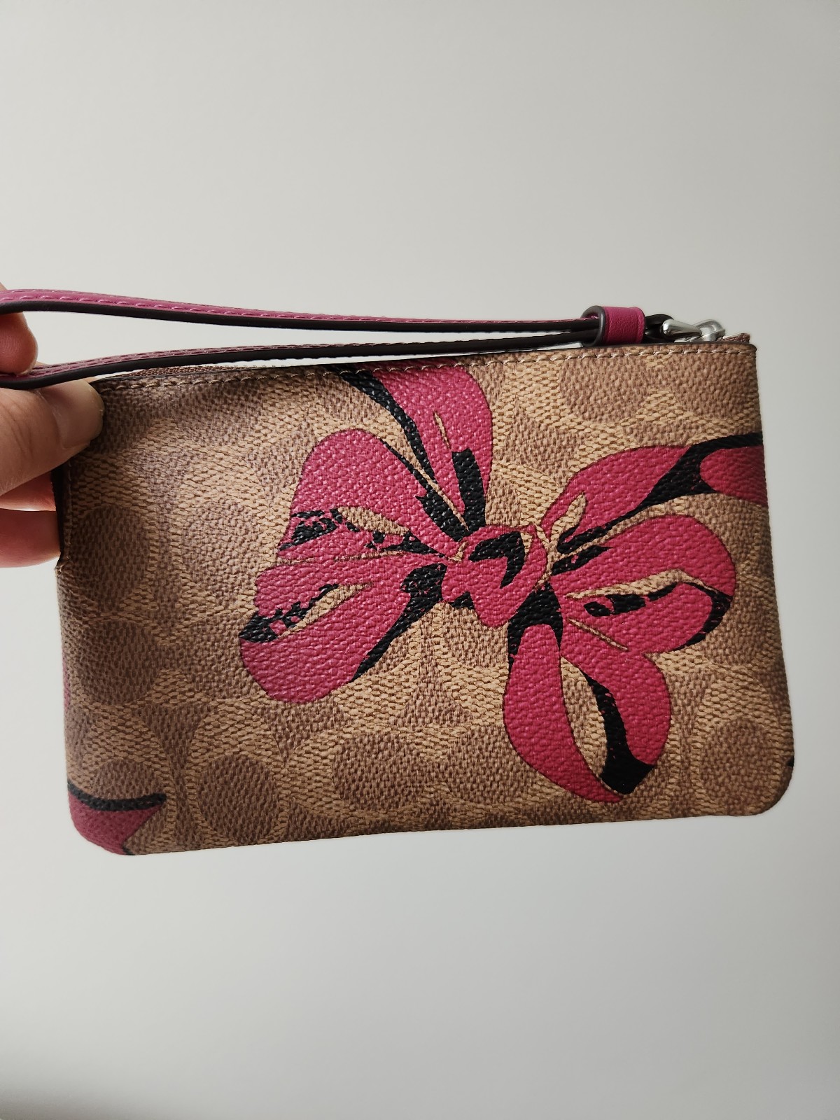 Coach Corner Zip Wristlet In Signature Canvas Bow Print CZ440 Tan/Pink Multi